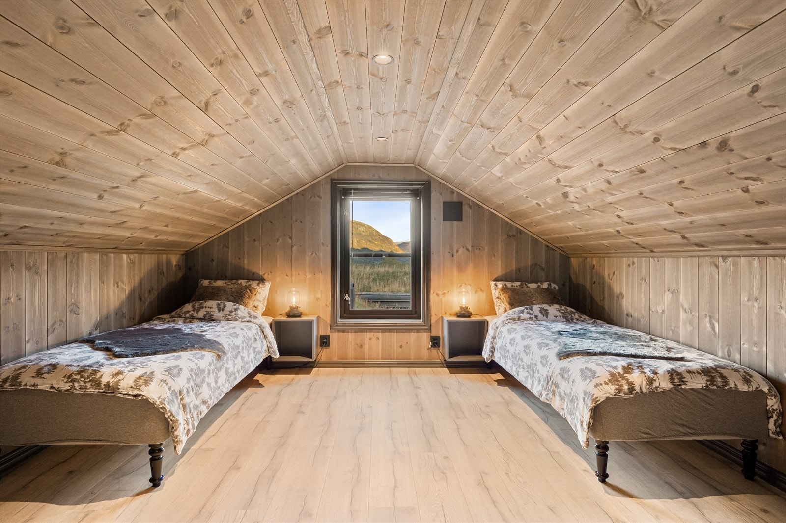 Lyst og trivelig hemsrom 2 innredet som soverom. Hemsen er ikke tatt med i BRA-I pga takhøyden. Galleribilde