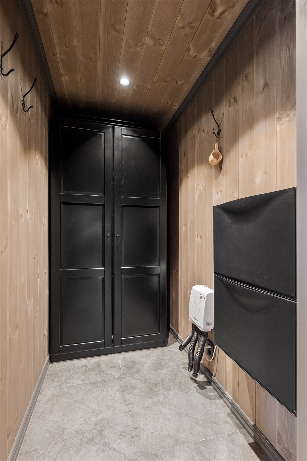 Her er god plass til å henge fra seg yttertøy og sette fra seg sko. Galleribilde