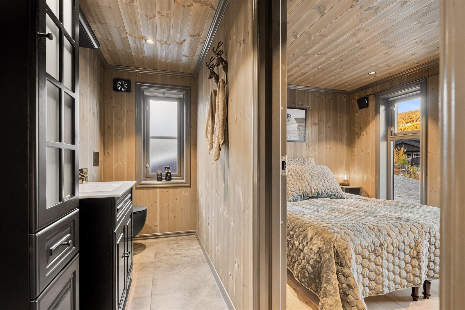 Fra badet med direkte inngang til soverom. Galleribilde