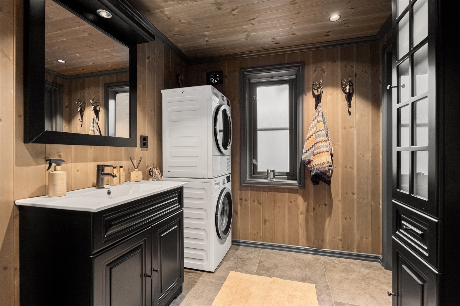 Baderom 2 med vask og tørk. Varmekabler i gulv og innfelte downlights i tak. Galleribilde