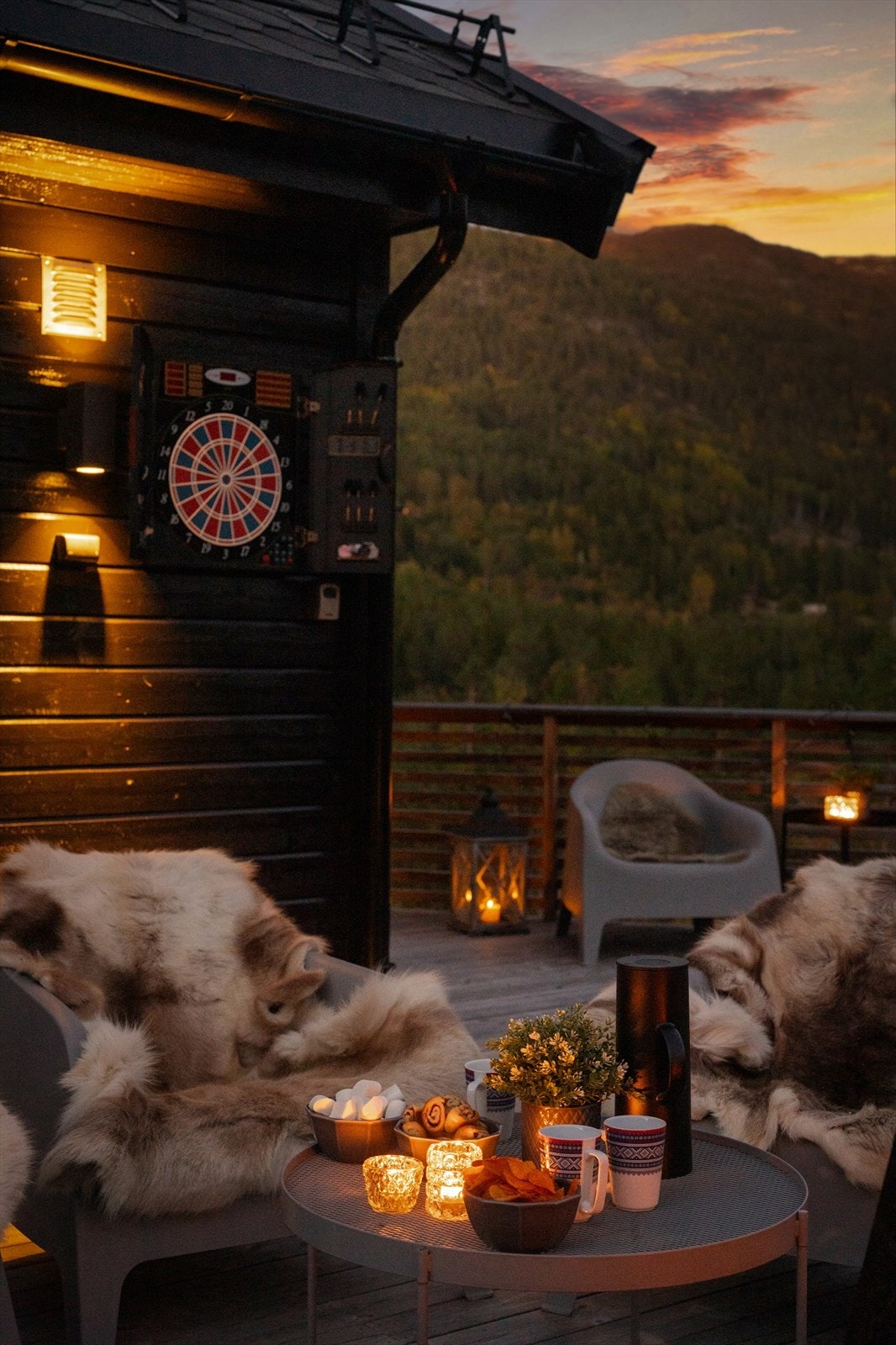 Stemningsfull kveld på terrassen med levende lys skaper en varm og hyggelig atmosfære under stjernehimmelen. Galleribilde