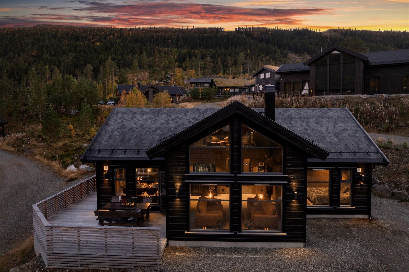 Her får du en moderne, nyere hytte med stor hems og vinduer over to etasjer. Galleribilde