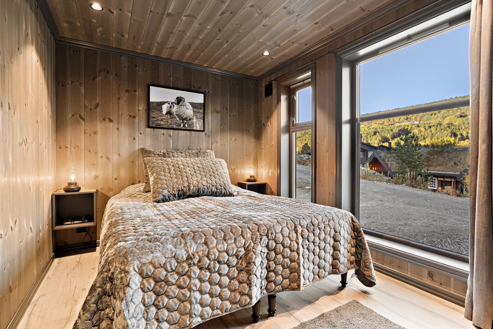 Delikat soverom med store vindusflater og plass til dobbeltseng. Galleribilde