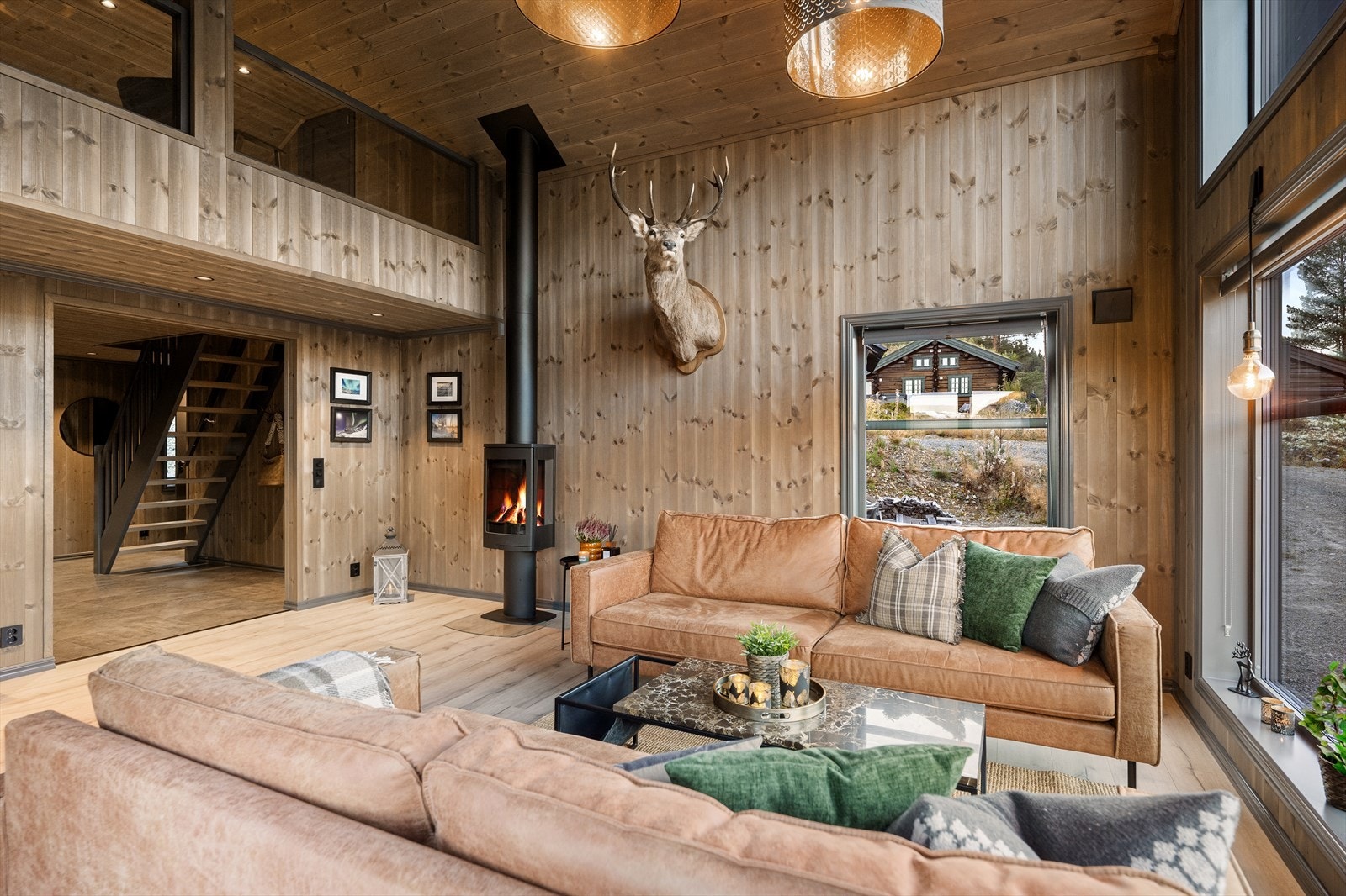 Herlig og romslig stue med stor takhøyde og store vindusflater som slipper inn mye naturlig lys. Galleribilde