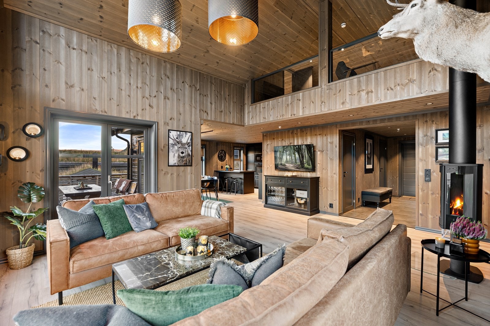 Hytte med en lys, luftig og åpen planløsning mellom rommene. Galleribilde