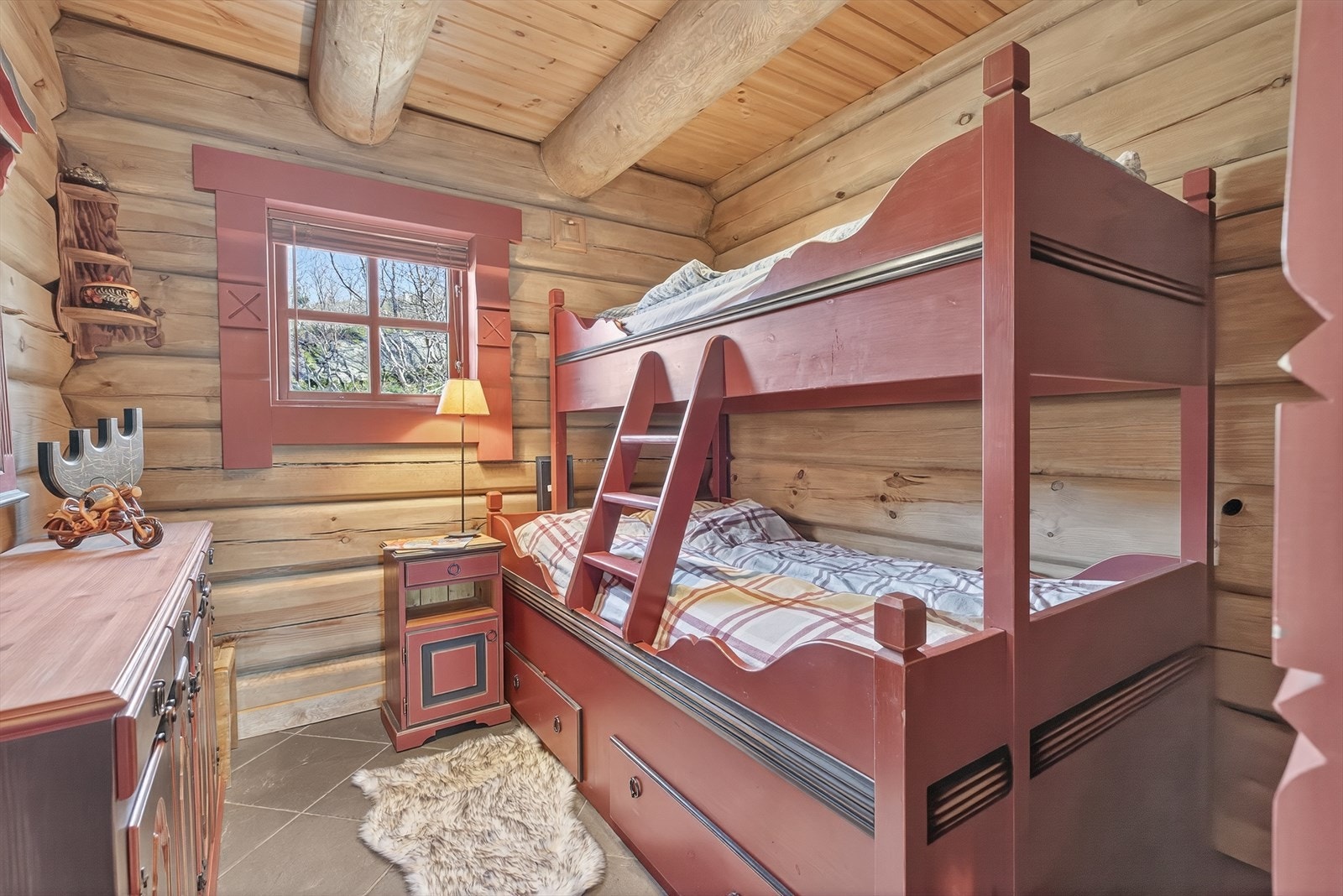 Soverom i hovedetasjen med solid, stilfull seng og kommode Galleribilde