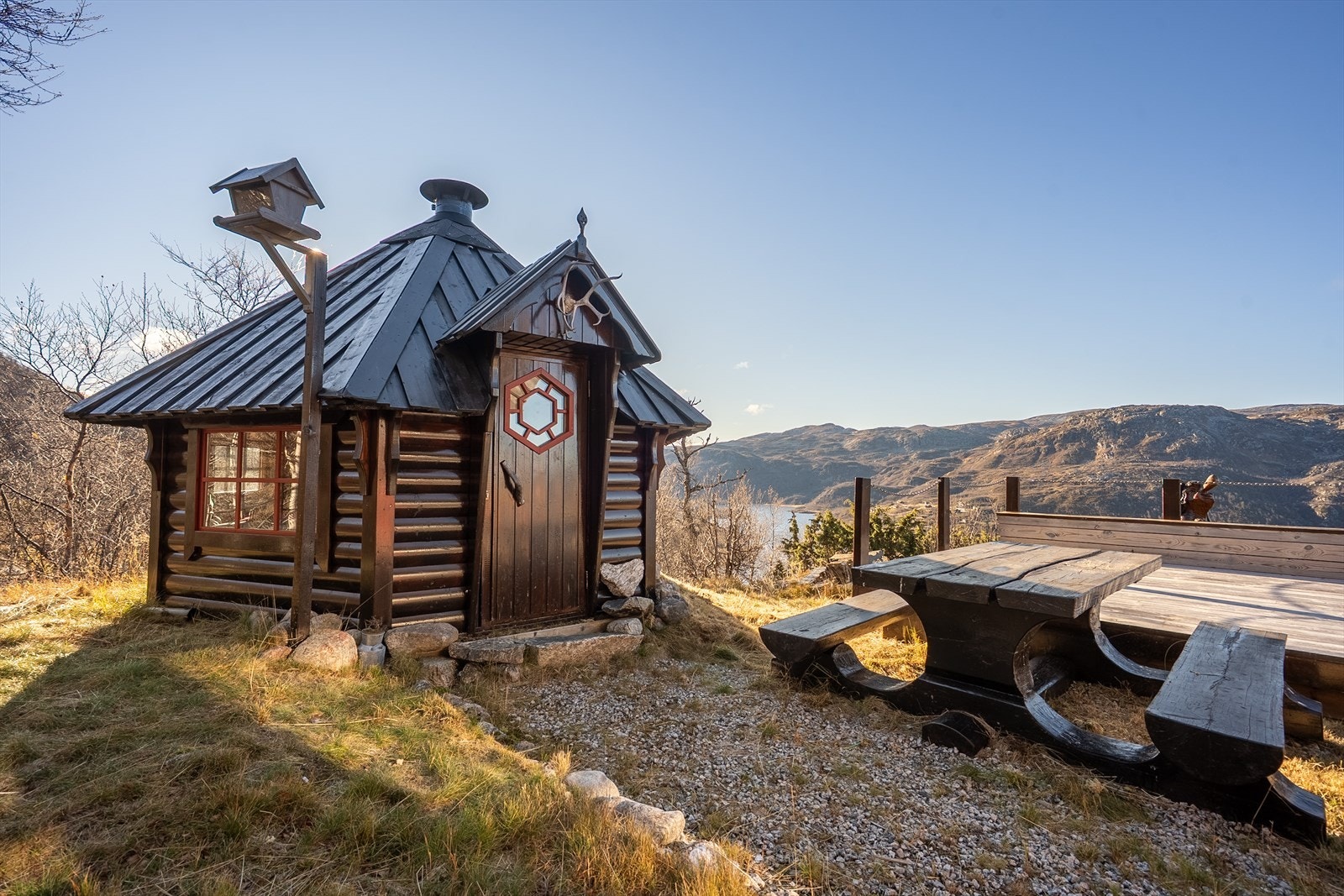 På tomten er det oppført egen grillhytte, som skaper et hyggelig samlingspunkt for familie og venner - perfekt for grill og kos året rundt Galleribilde