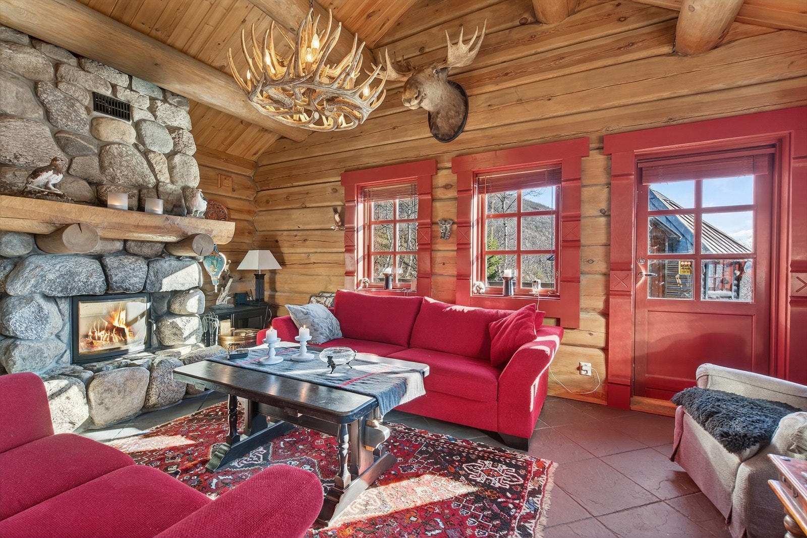 Stue med solid natursteinspeis og utgang til flott uteområde Galleribilde