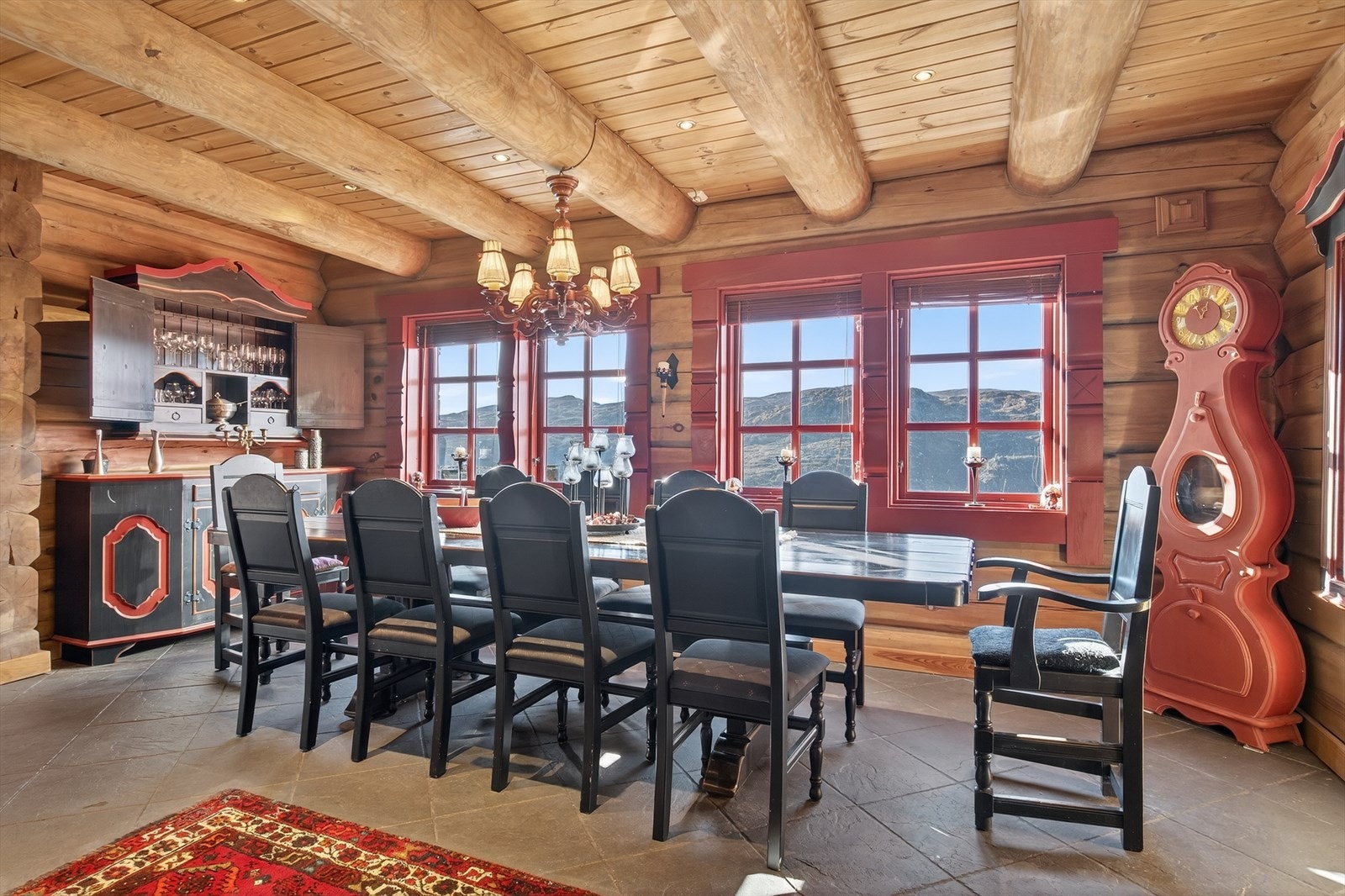 Ett stort spisebord gir et naturlig samlingspunkt sammen med familie og venner Galleribilde