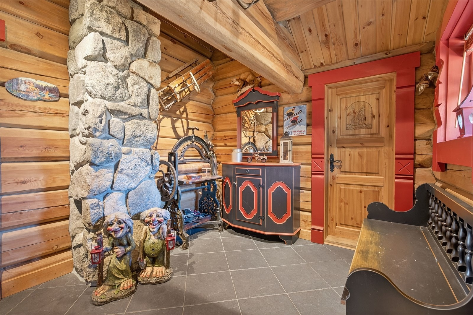 Fra entré er det videre praktisk adkomst til vaskerom og bi-inngang/bod. Galleribilde