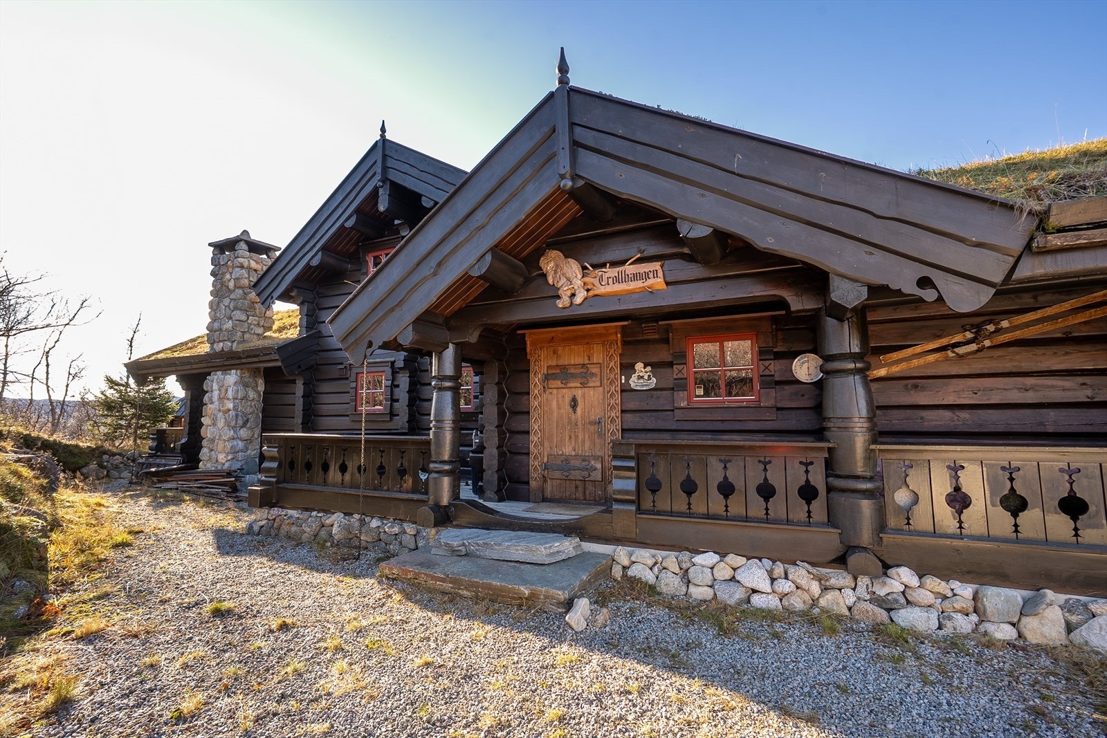 Trollhaugen - En ekte høyfjellshytte i solid laft, med torvtak og flotte tømmerdetaljer Galleribilde