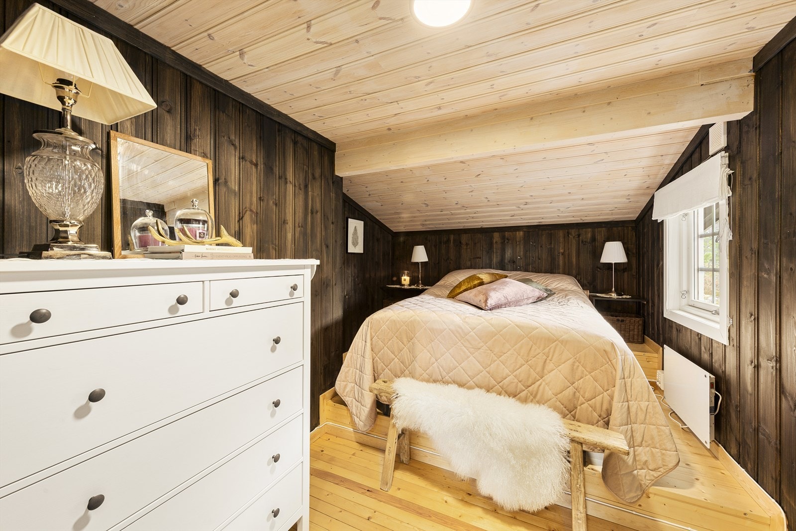 Hytta har fire soverom, ett av disse benyttes i dag som bod/ekstra lagringsplass Galleribilde