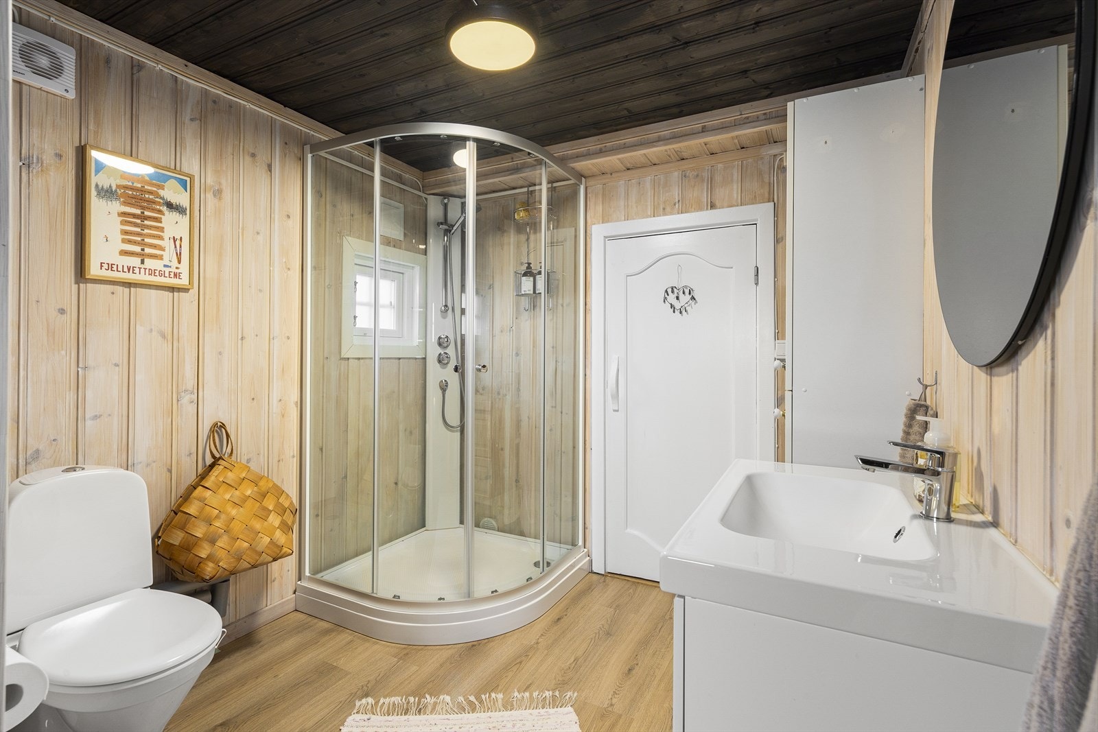 Praktisk hyttebad med innredning med nedfelt servant, wc og dusjkabinett Galleribilde