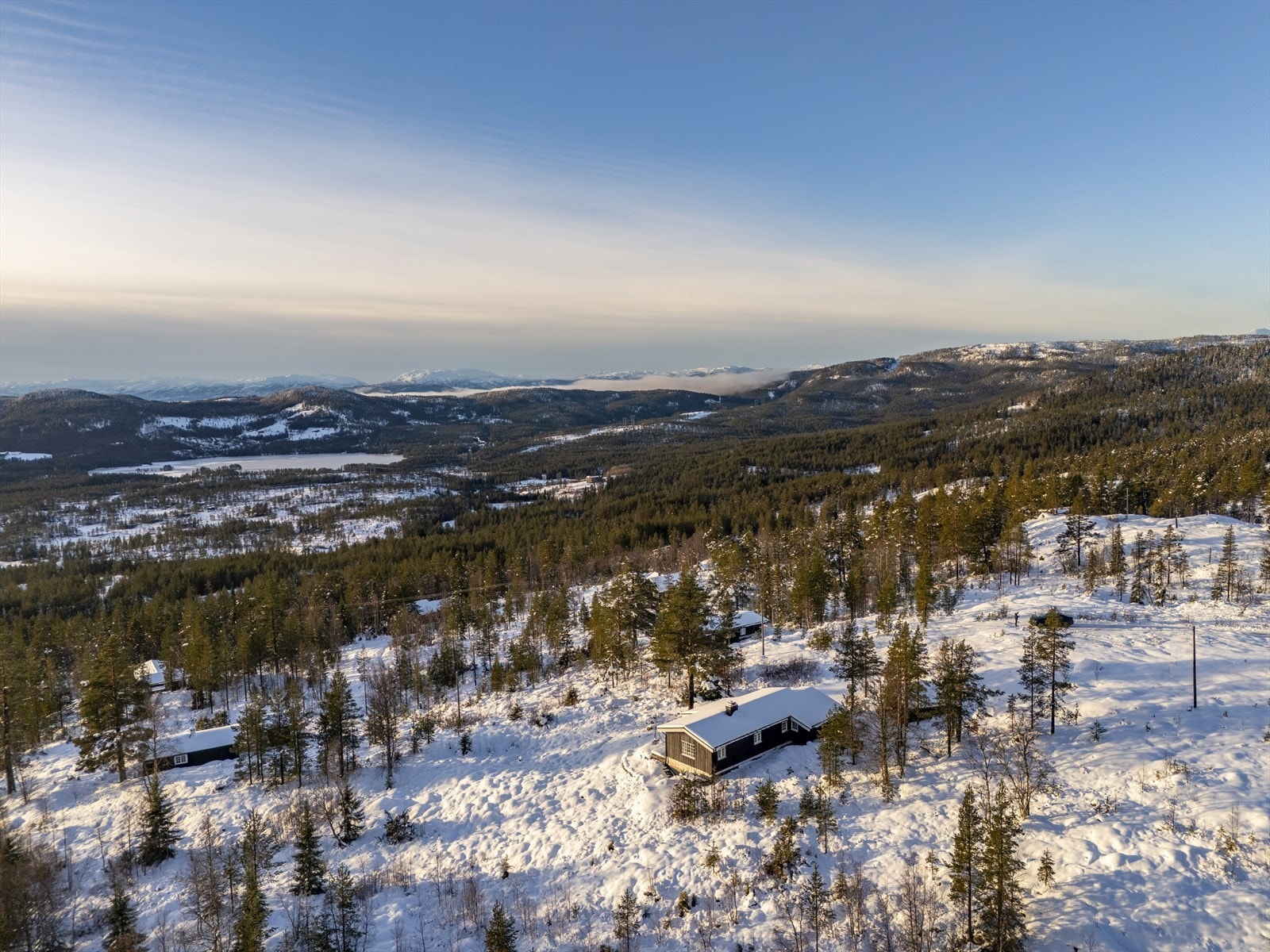Oversiktsbilde mot sydvest med bl.a Buvann Galleribilde