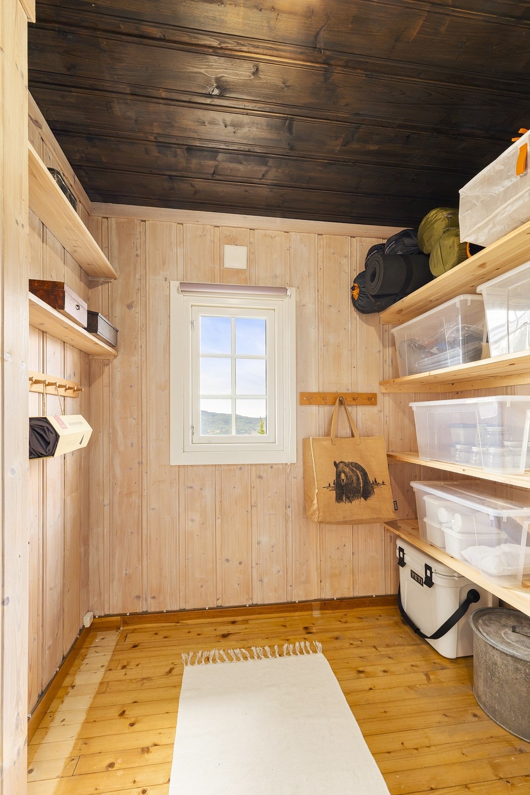 Opprinnelig soverom i dag i bruk for ekstra lagring Galleribilde