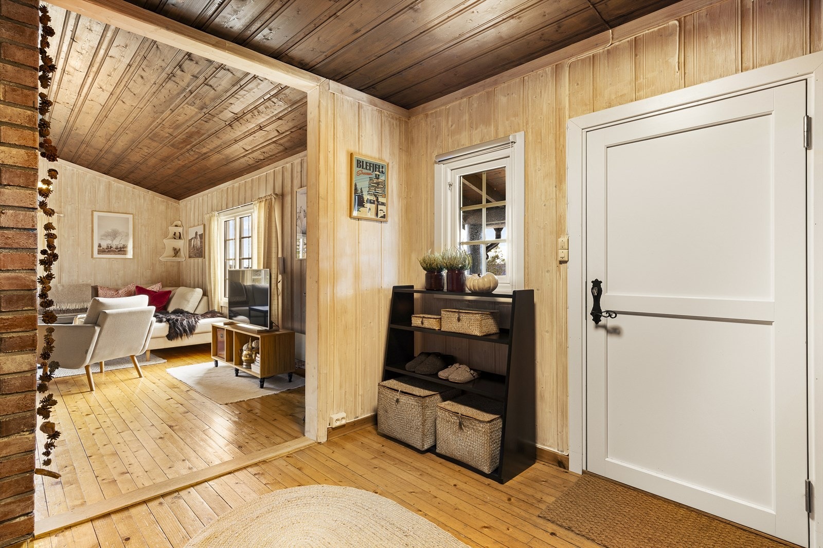 Fra entréen videre mot stuen Galleribilde