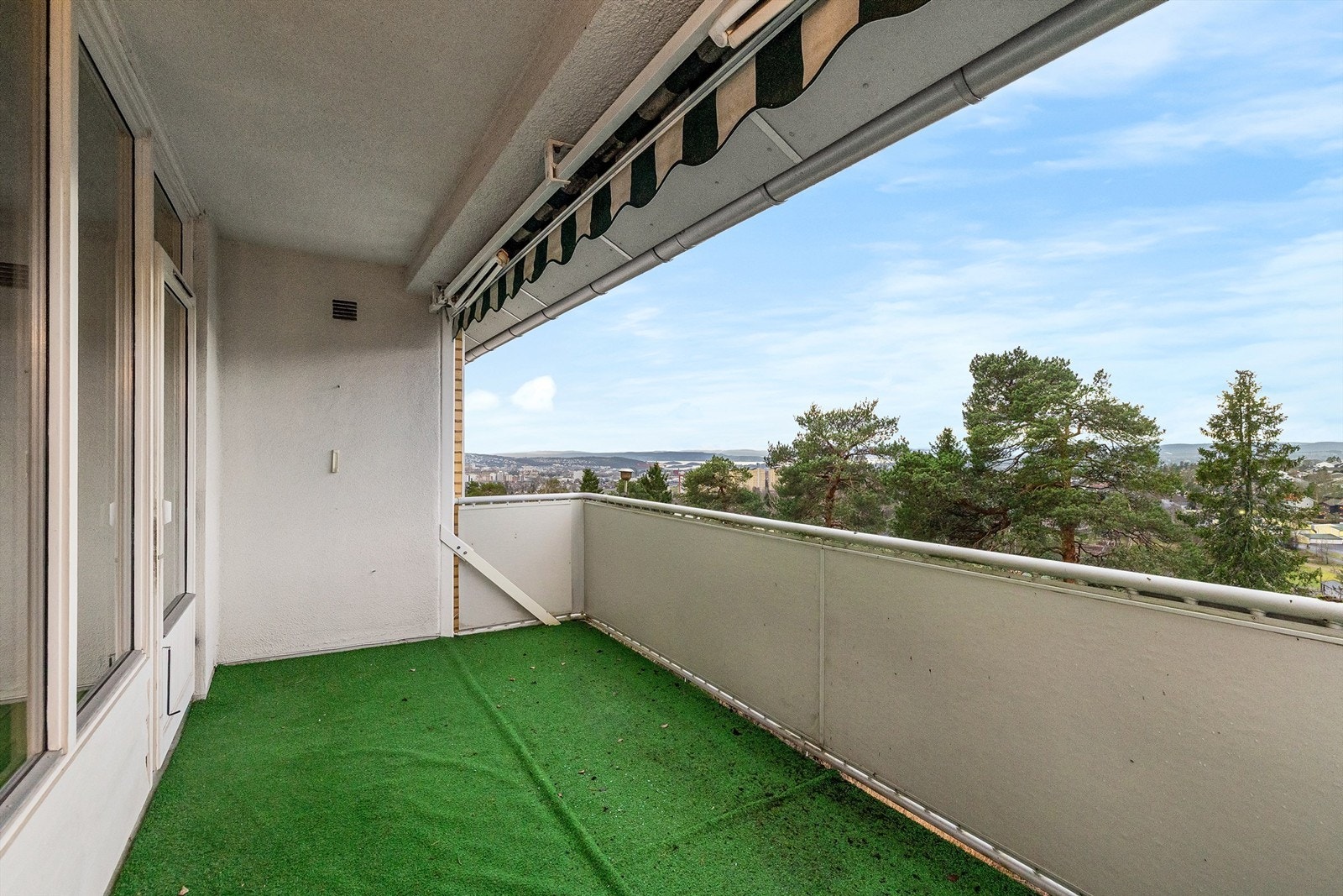 Markise er montert og gjør balkongen deilig sval på de solfylte dagene Galleribilde