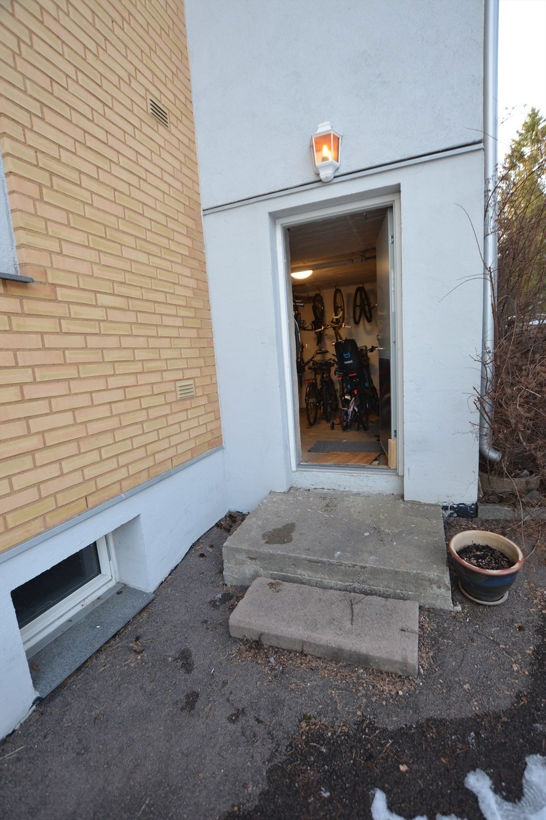 Inngang til sykkel-sportsbod fra bakkeplan Galleribilde