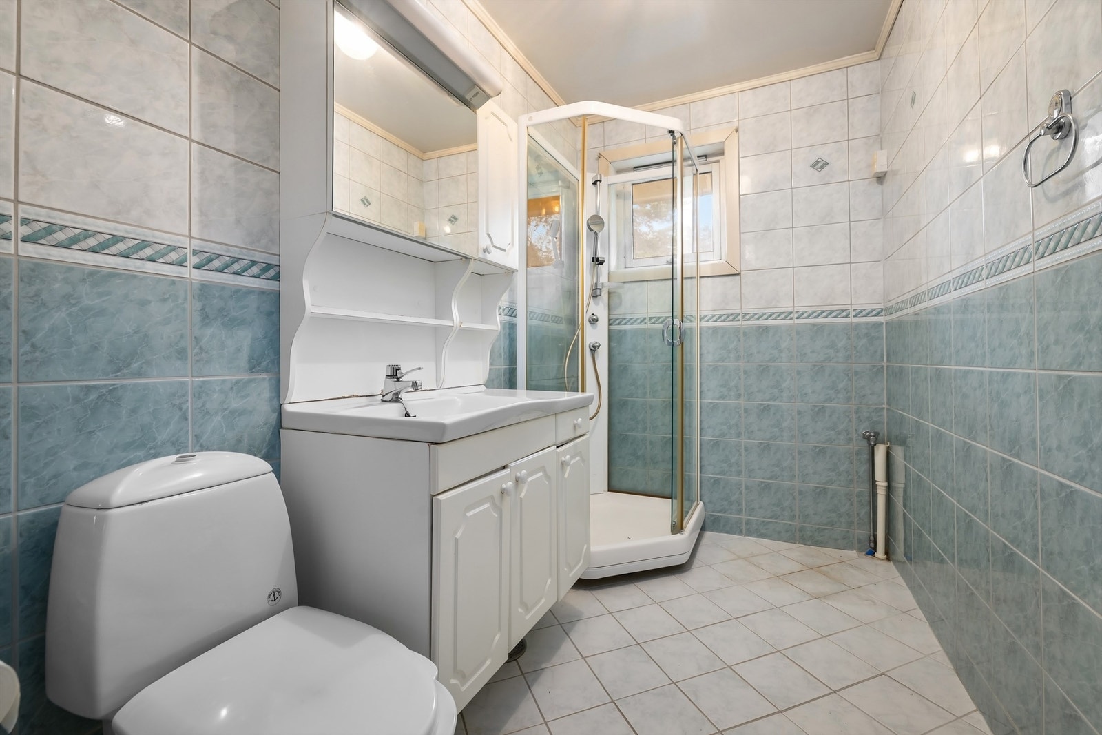 Flislagt baderom med behov for oppussing. Badet har gulvvarme og opplegg for vaskemaskin Galleribilde