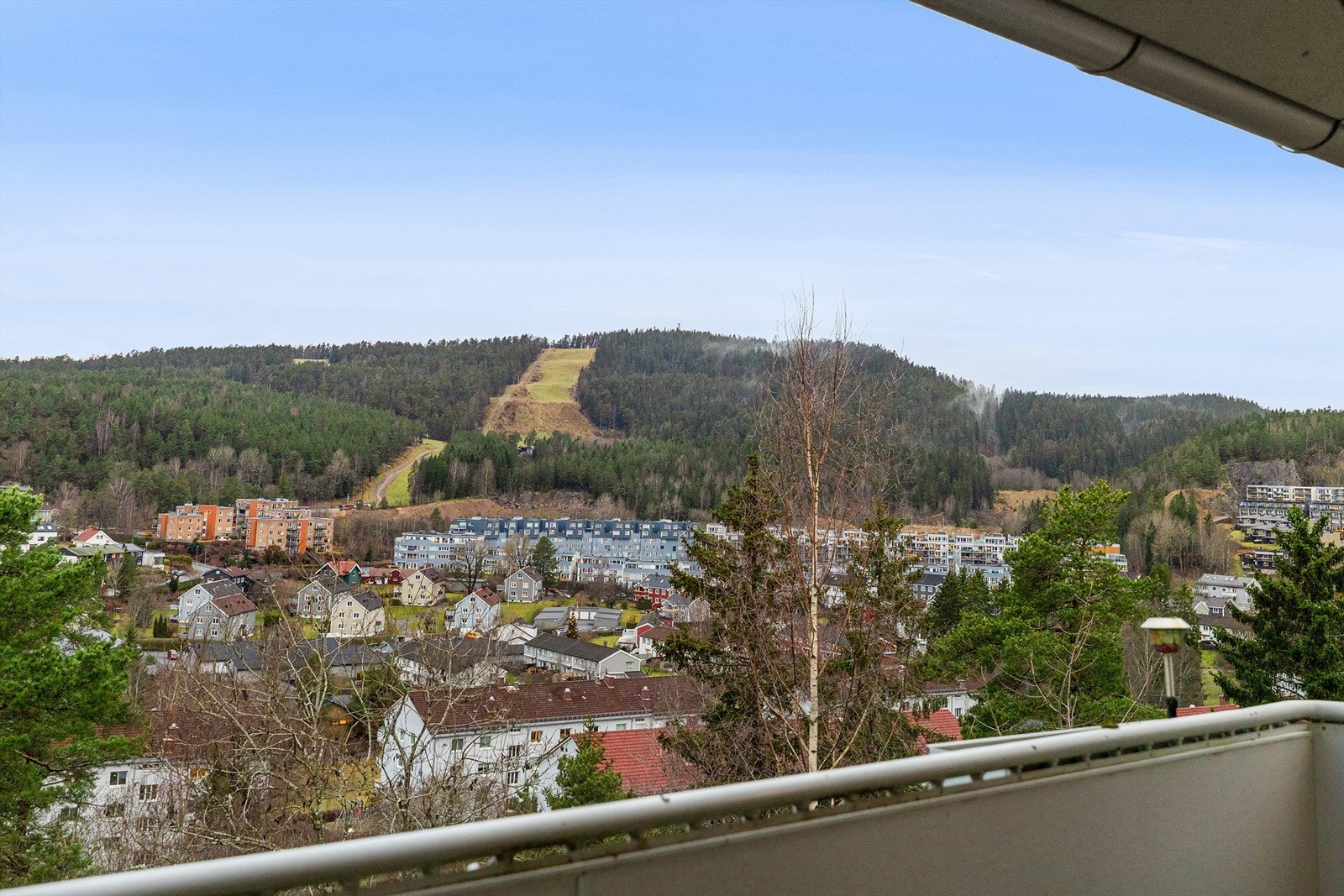 Fra balkongen er det fri utsikt over nærområdet Galleribilde