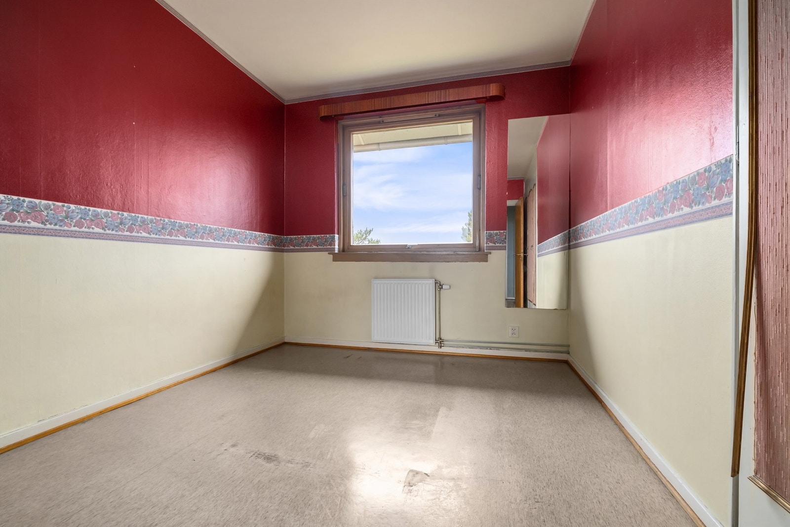 Hovedsoverommet er av god størrelse med plass til dobbeltseng og tilhørende nattbord Galleribilde