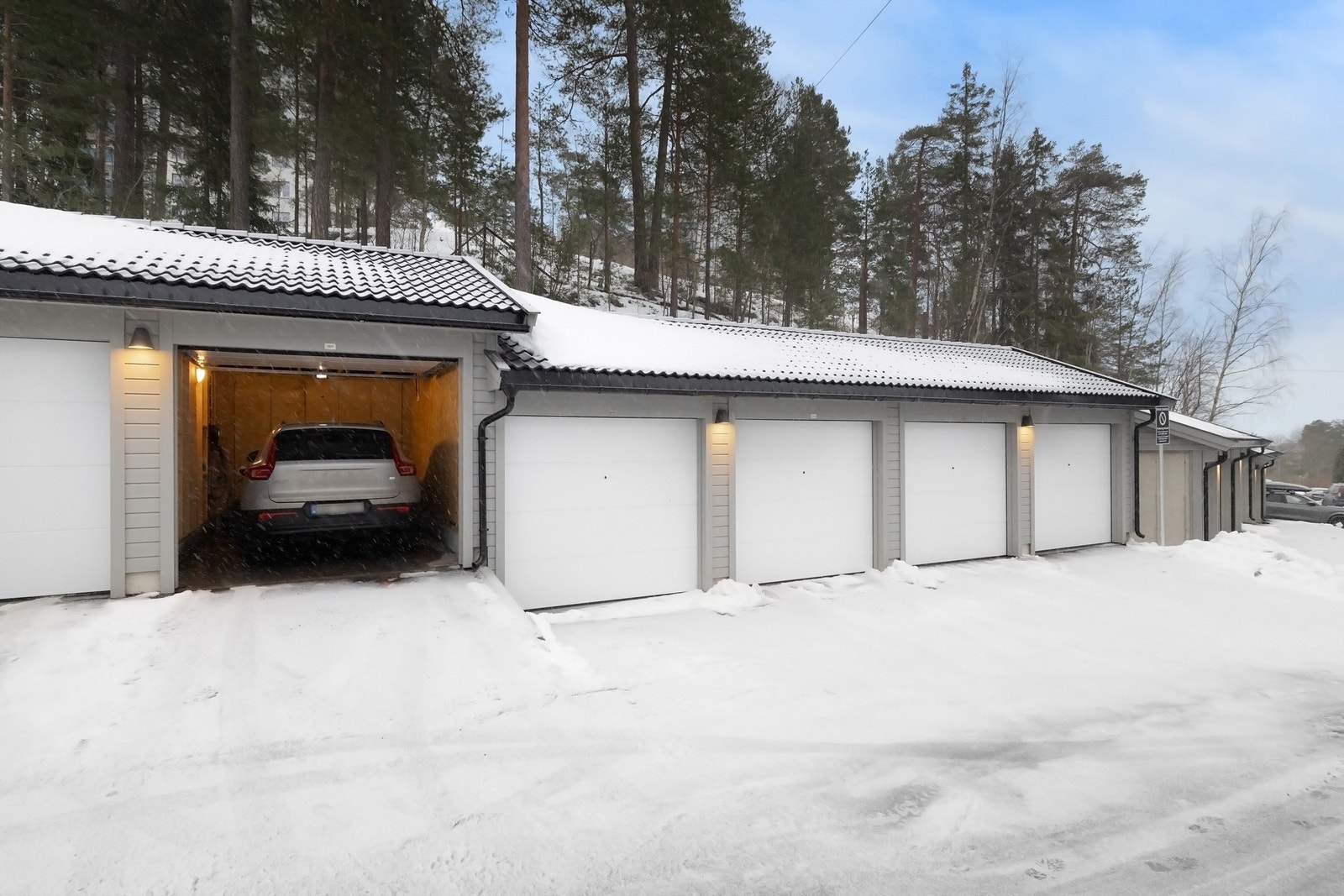 *Selger eier en garasje med elbil-lader i Tonsenhagen Garasjelag som ligger rett ved oppgangen og kan kjøpes separat for kr. 350.000,- Galleribilde