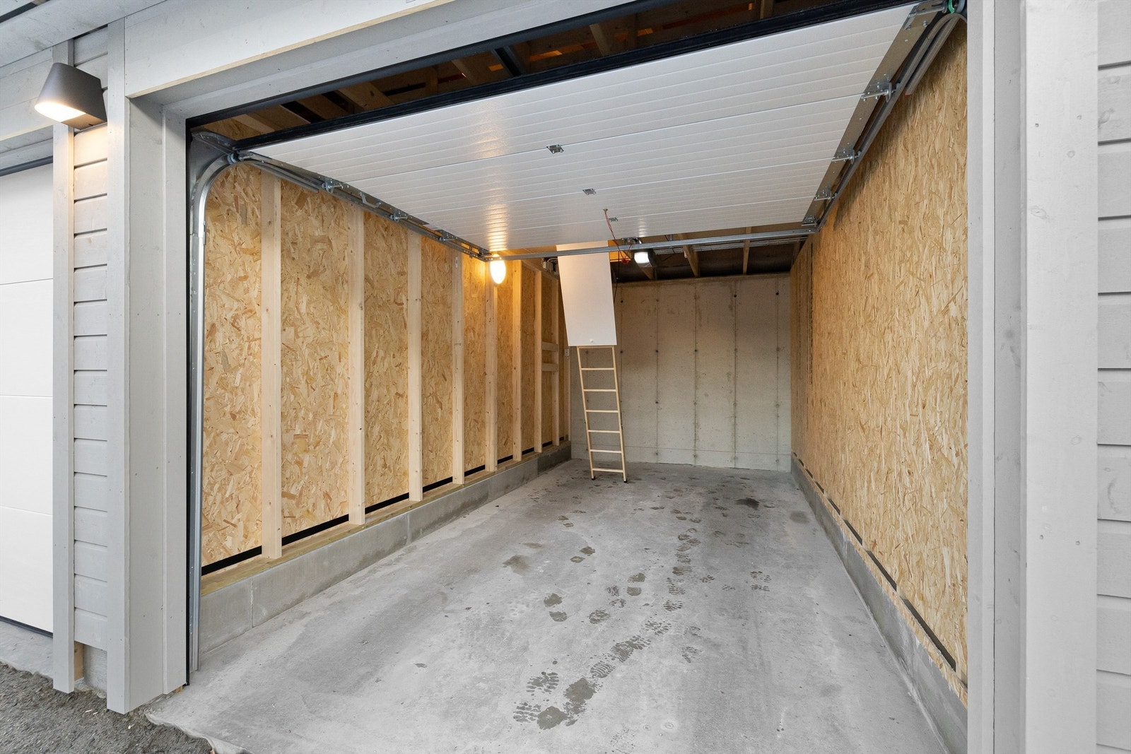 Garasjen som stod ferdigbygget i desember 2022 Galleribilde