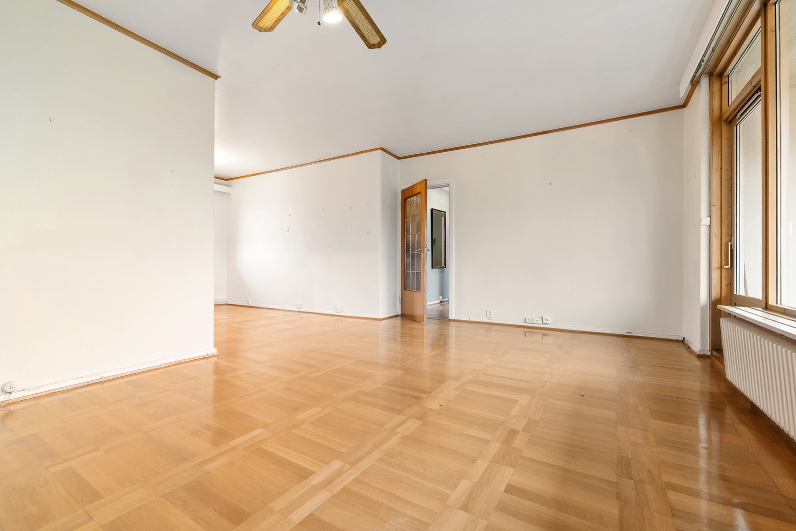 Rommet er romslig, gjennomgående og har en spennende form hvor man med enkelthet kan innrede etter eget ønske og personlige stil Galleribilde