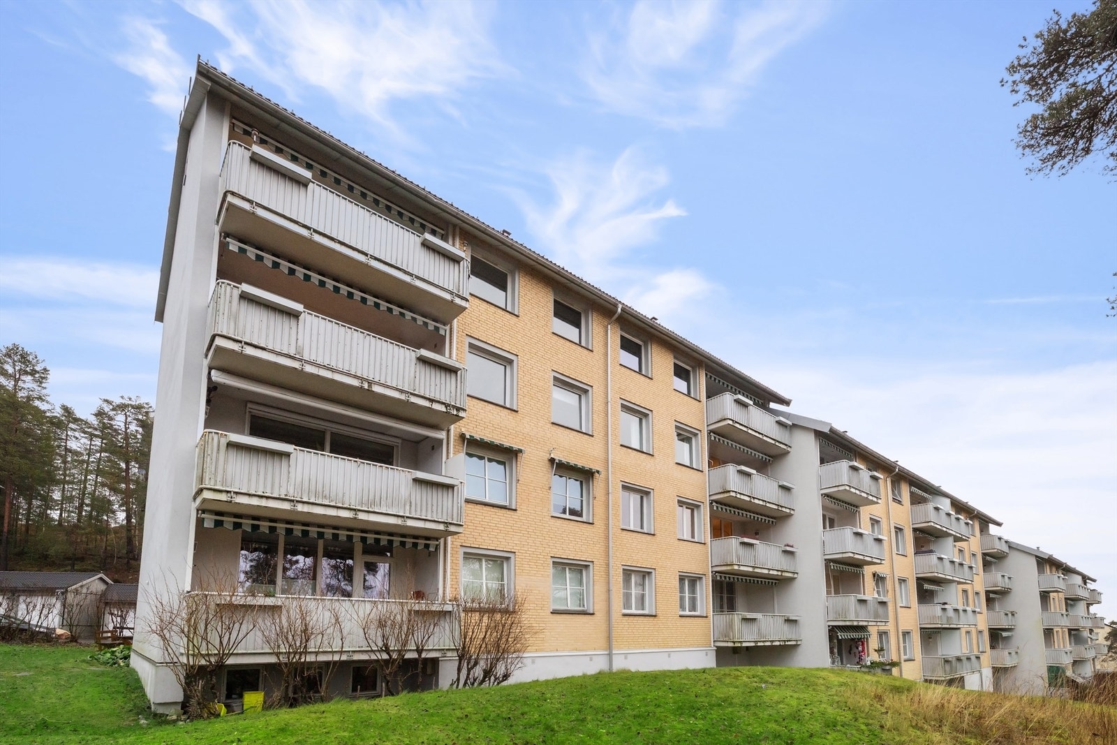 Store grøntområder både utenfor døren, samt i nærheten av leiligheten med kunstgressbane, grusbane og volleyballbane Galleribilde
