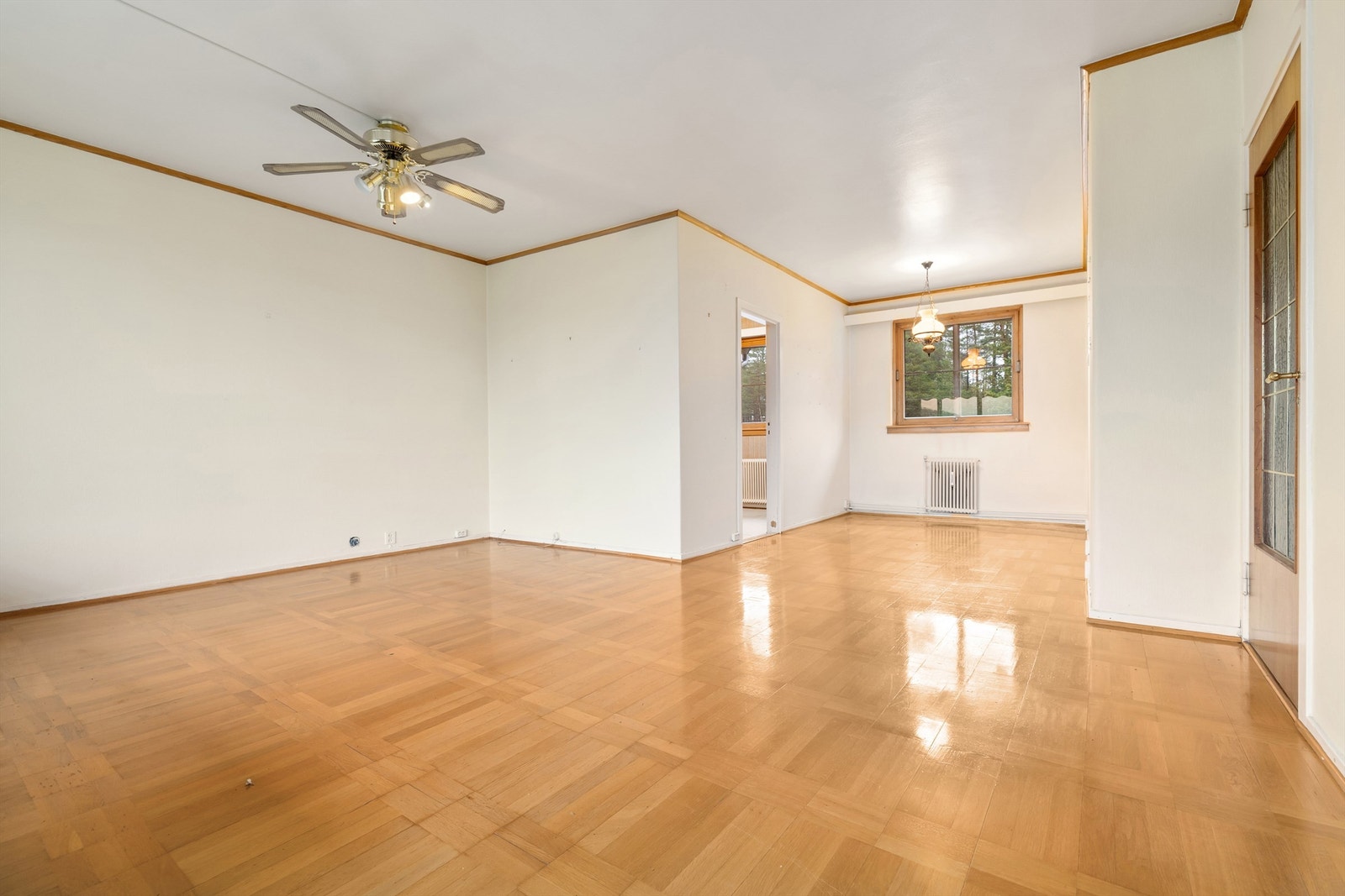 Gulv, vegg- og himlingsflater bærer preg av alder og slitasje, noe som byr på muligheten til å gi stuen akkurat det uttrykket du ønsker! Galleribilde