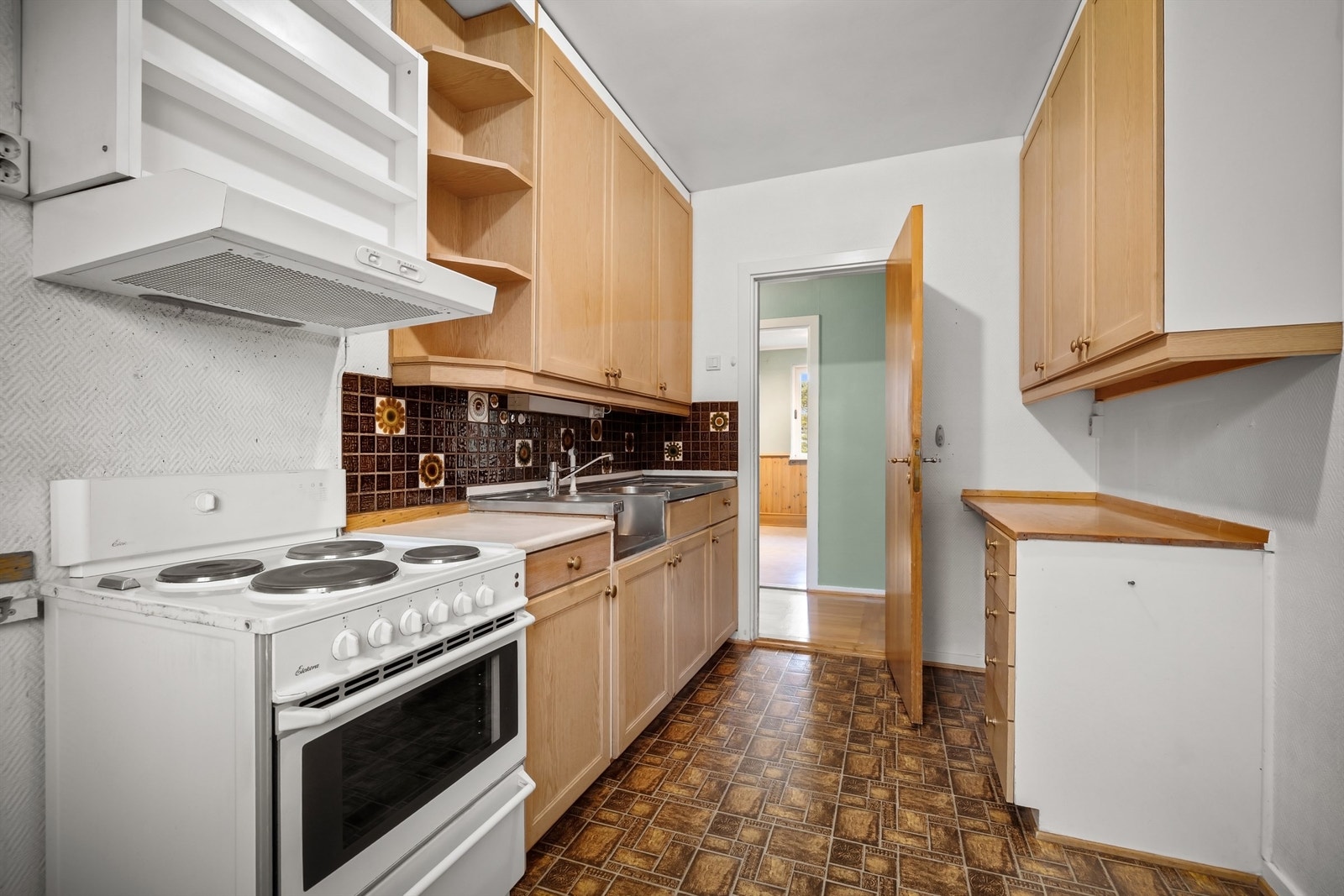 Her har flere åpnet opp mellom kjøkkenet og stuen, for en mer åpen kommunikasjon med spisestuen - mulighetene er mange! Galleribilde