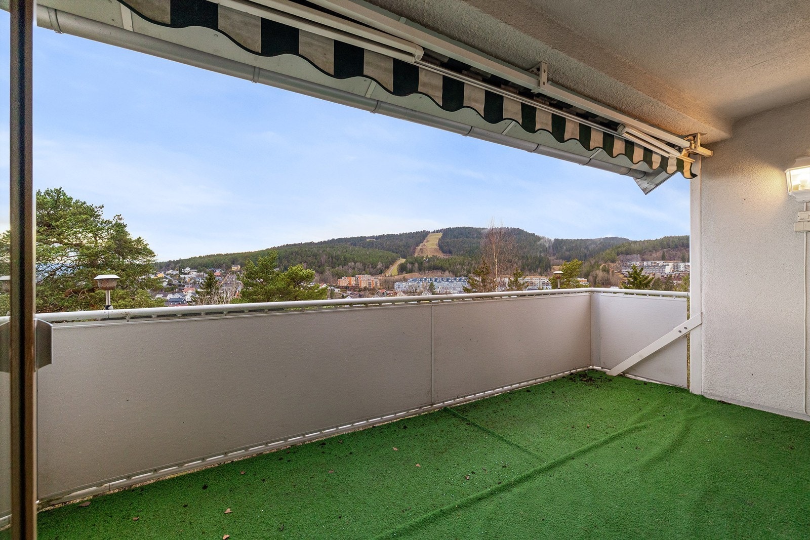 Balkongen vender mot vest og i følge solkart er solen på balkongen fra ca. 14.00 til 21.00 midtsommers Galleribilde