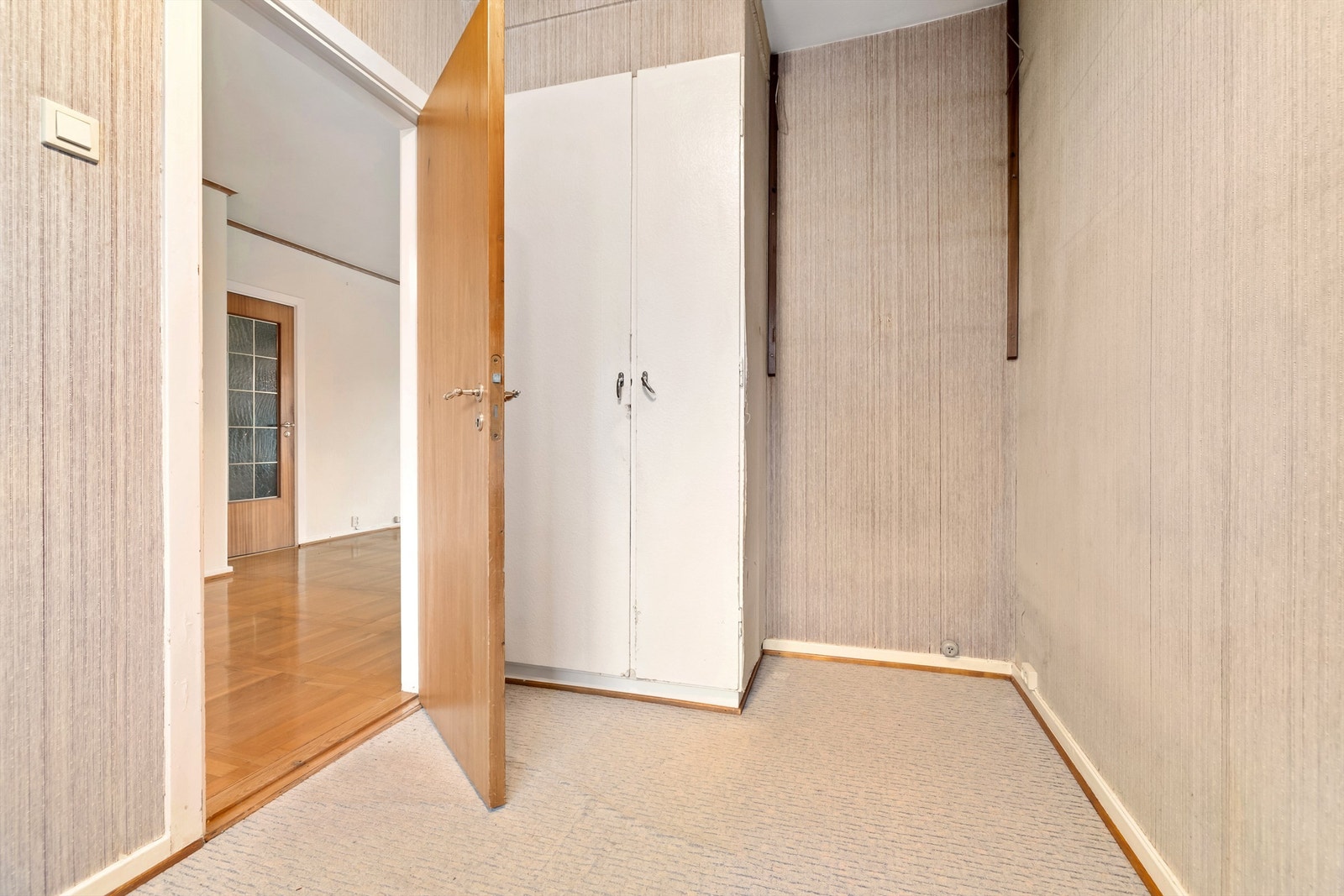 På det ene soverommet er det montert en garderobe Galleribilde