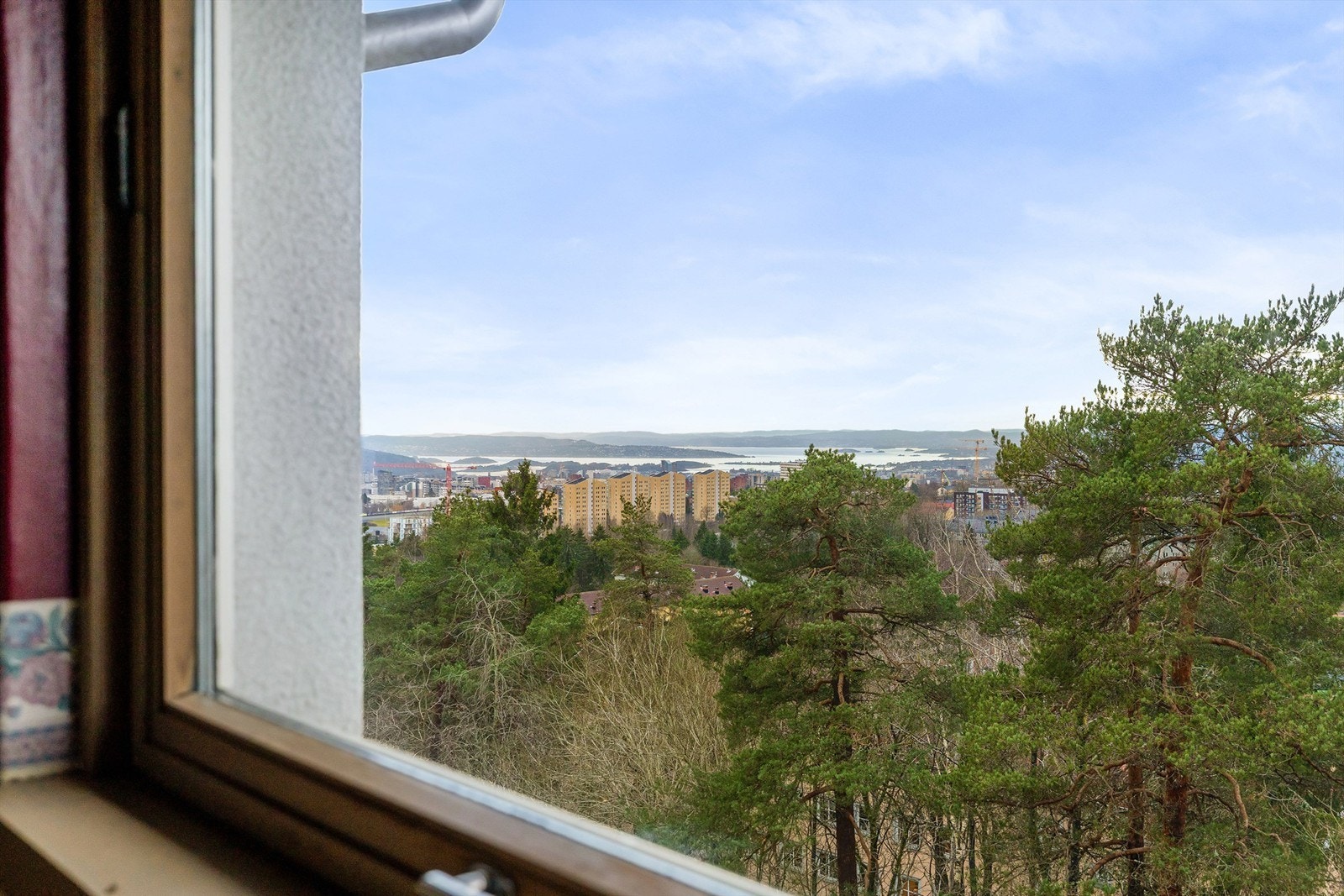 Stort vindu som slipper inn godt med lys og gjør rommet luftig - her kan du sove med vinduet åpent hele året Galleribilde