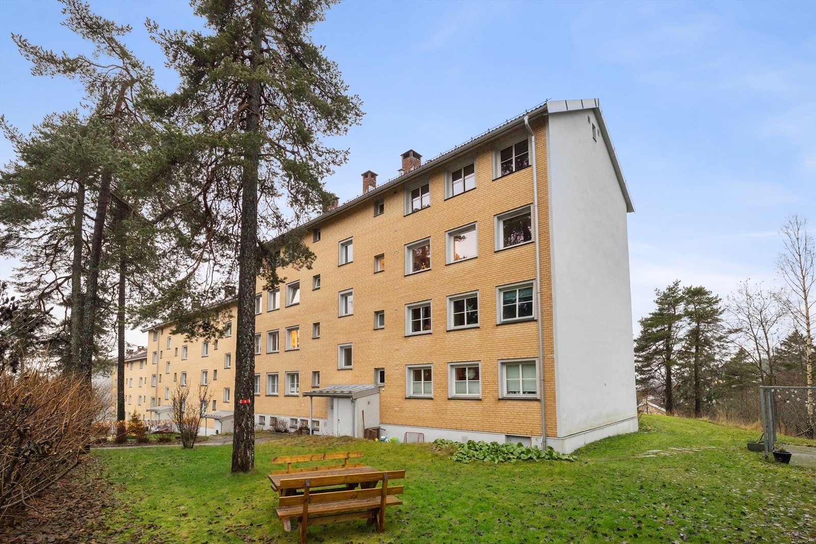 Dette er en bolig for deg som vil bo sentralt med kort reisetid til byens pulserende liv, samtidig som du bor i vakre, rolige og grønne omgivelser rett ved marka! Galleribilde