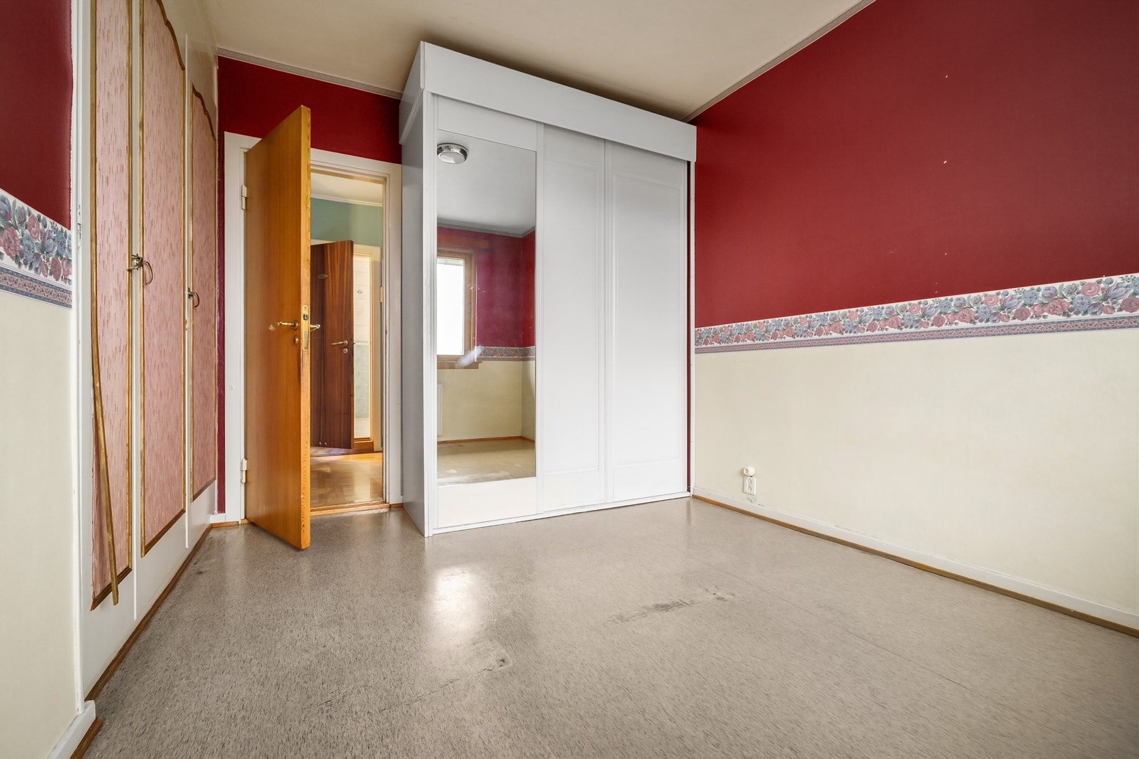 Rommet byr og på god plass til garderobeløsning Galleribilde