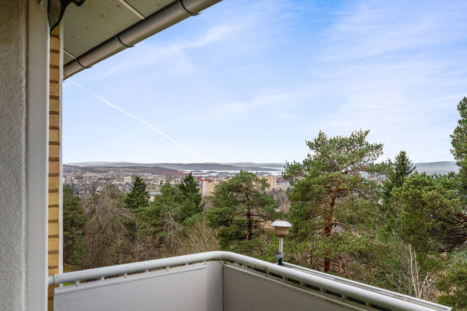 Balkong på hele 12 kvm med usjenert beliggenhet, meget gode solforhold og fin utsikt Galleribilde