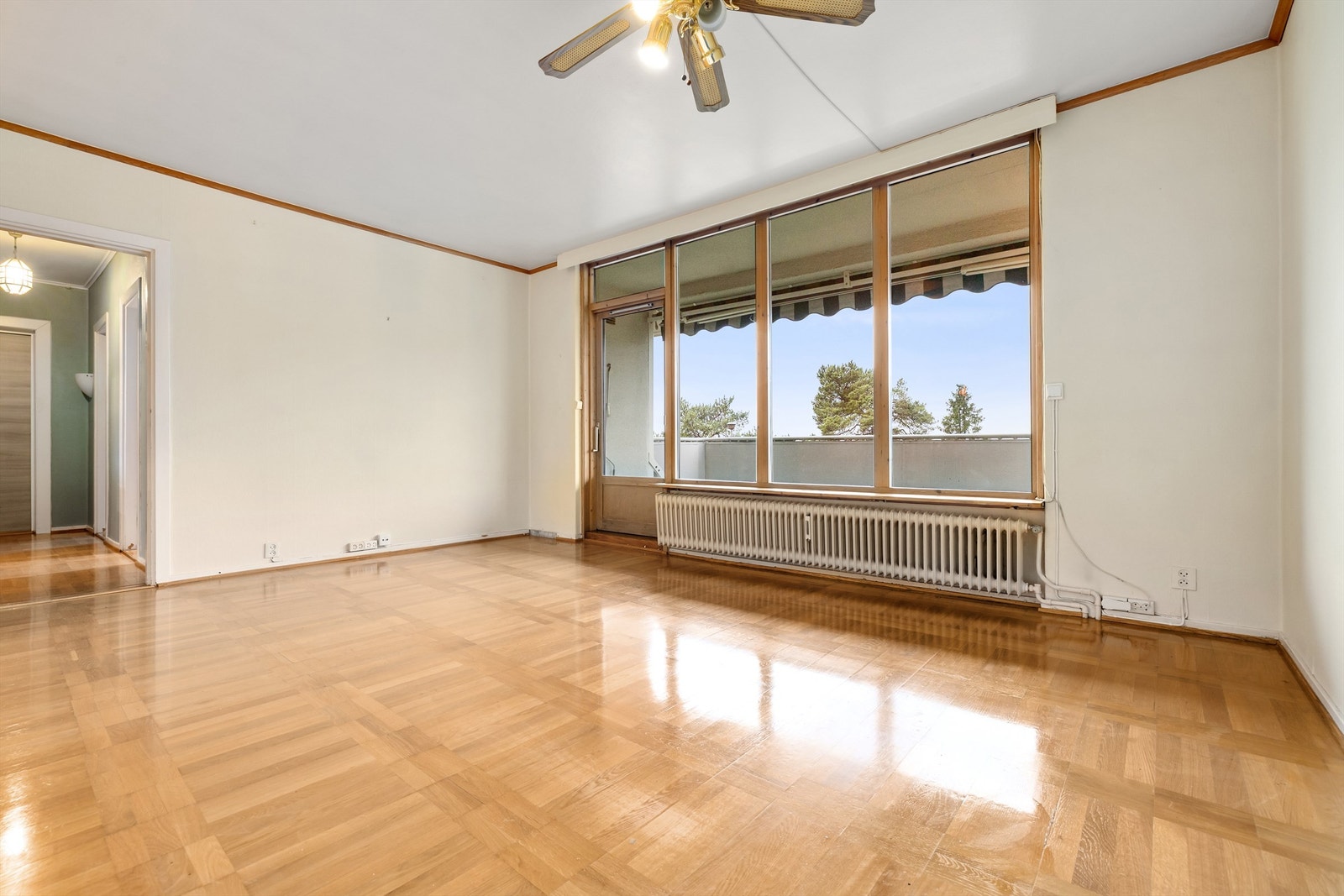 Her er det god plass til sofa med tilhørende salongbord og tv-seksjon Galleribilde