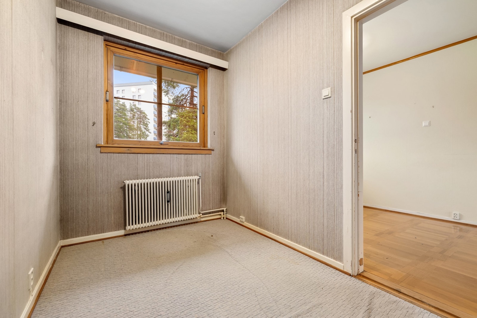 Begge soverommene har godt med lysinnslipp fra stort vindu Galleribilde