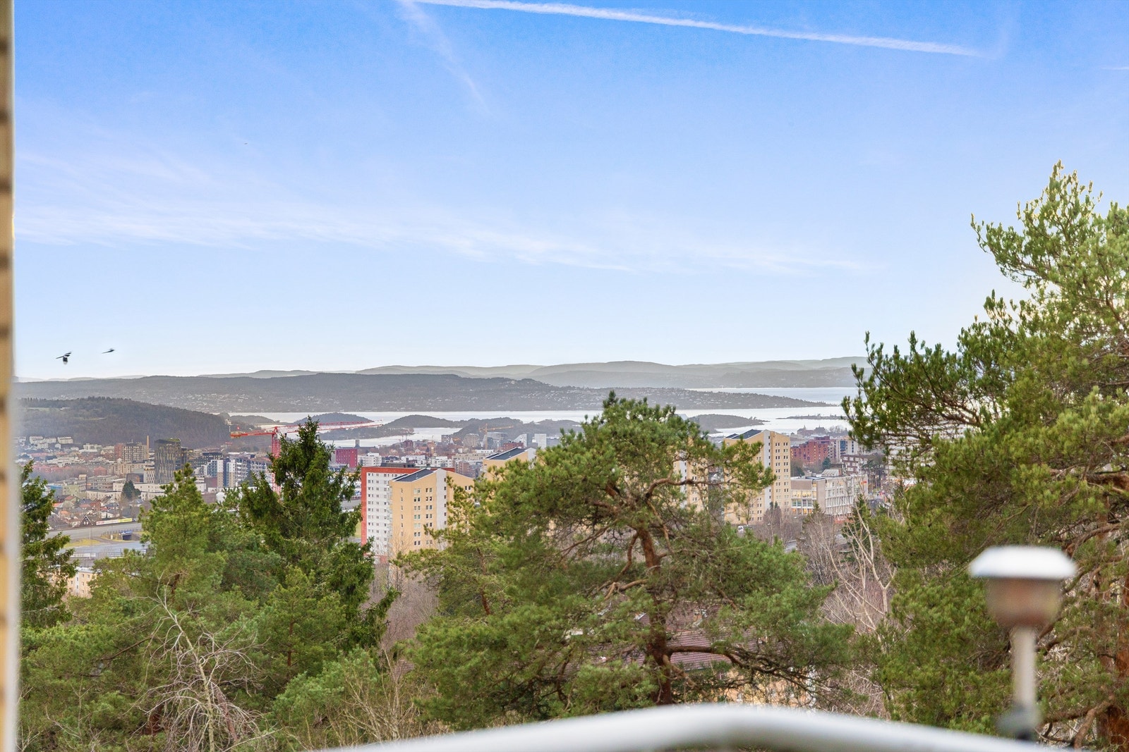 Spennende, lys og gjennomgående 4R topp/ende-leilighet med rå utsikt og fullspekket med muligheter! Galleribilde