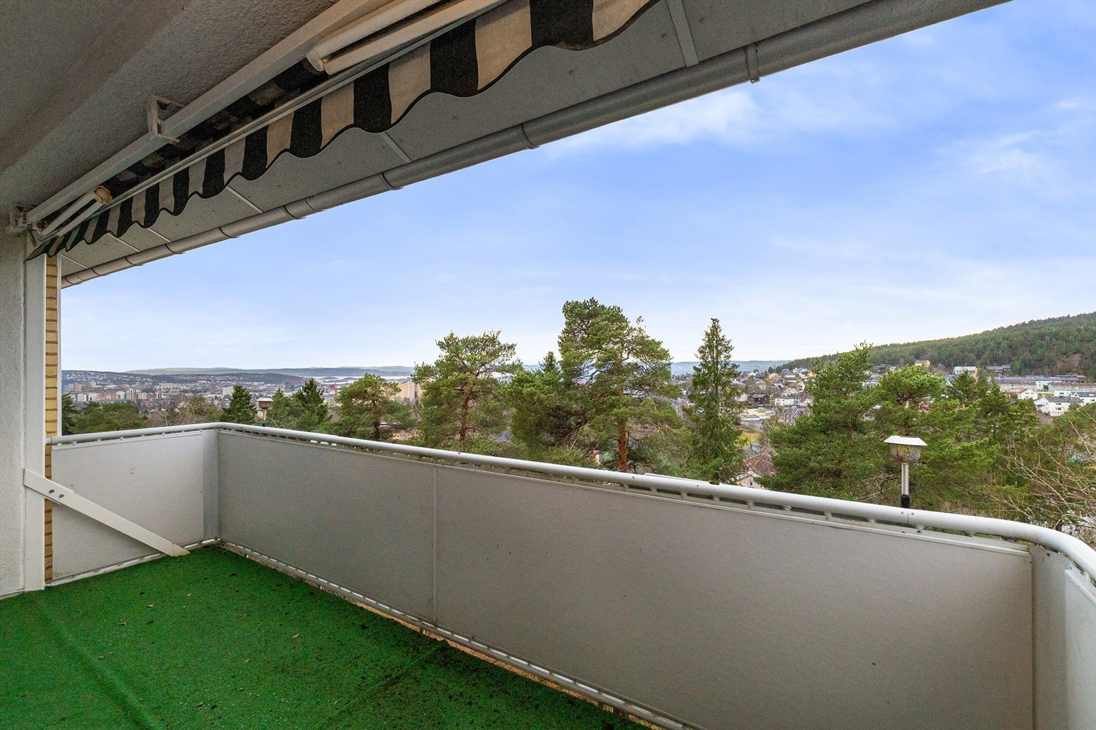 Her er det god plass til utemøblement som både sittegruppe og grill - det er tillatt med el- og eller gassgrill Galleribilde