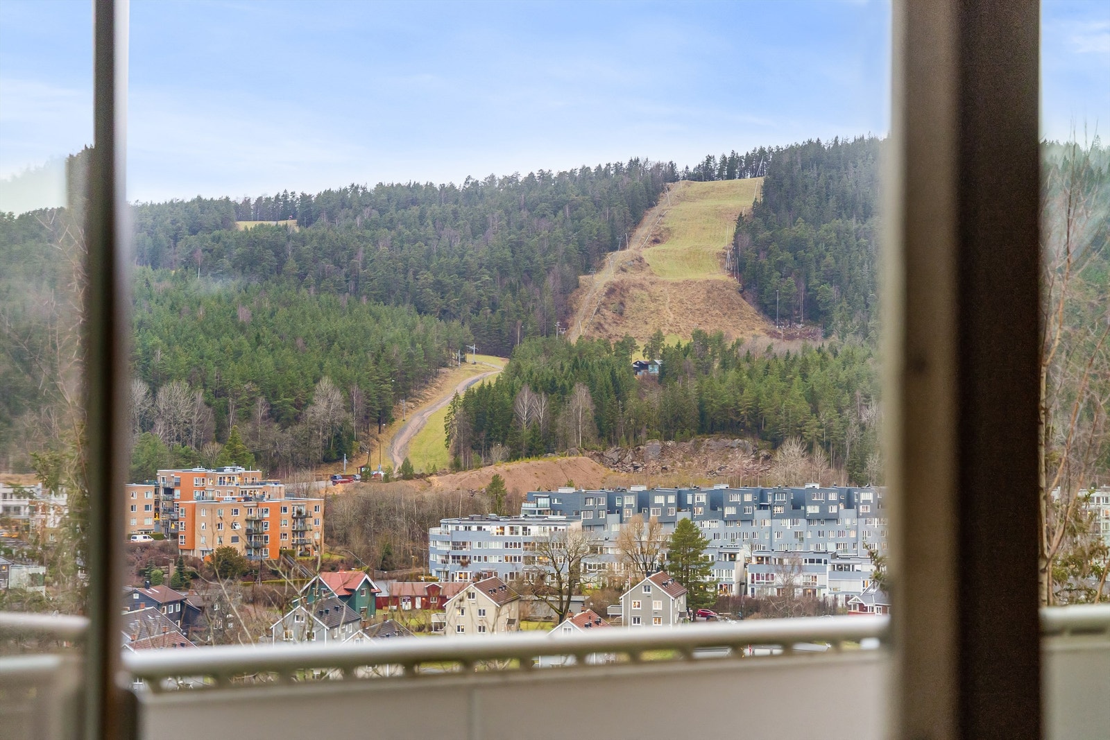 Store vindusflater bidrar til både gode lysforhold og en uslåelig utsikt! Galleribilde