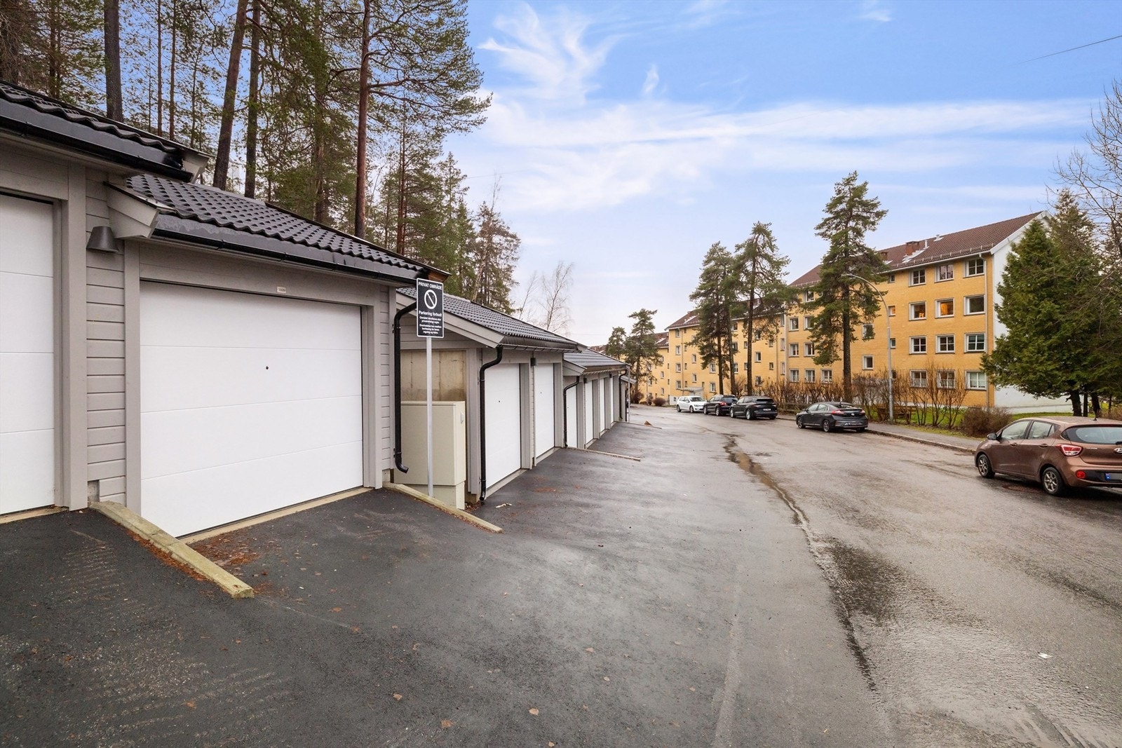 Garasjen ligger ca. 50 meter fra inngangsdøren, og er merket med nummer 1509 Galleribilde