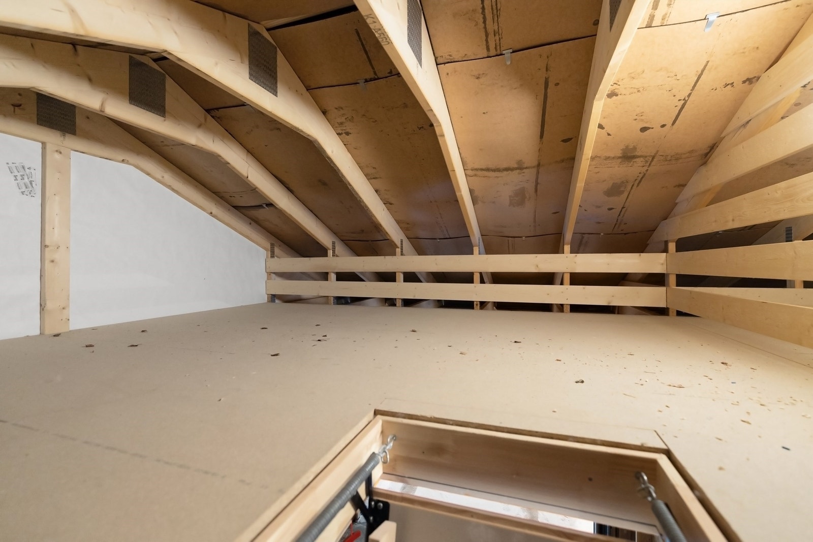 Praktisk hems over garasjen gir god lagringsplass Galleribilde