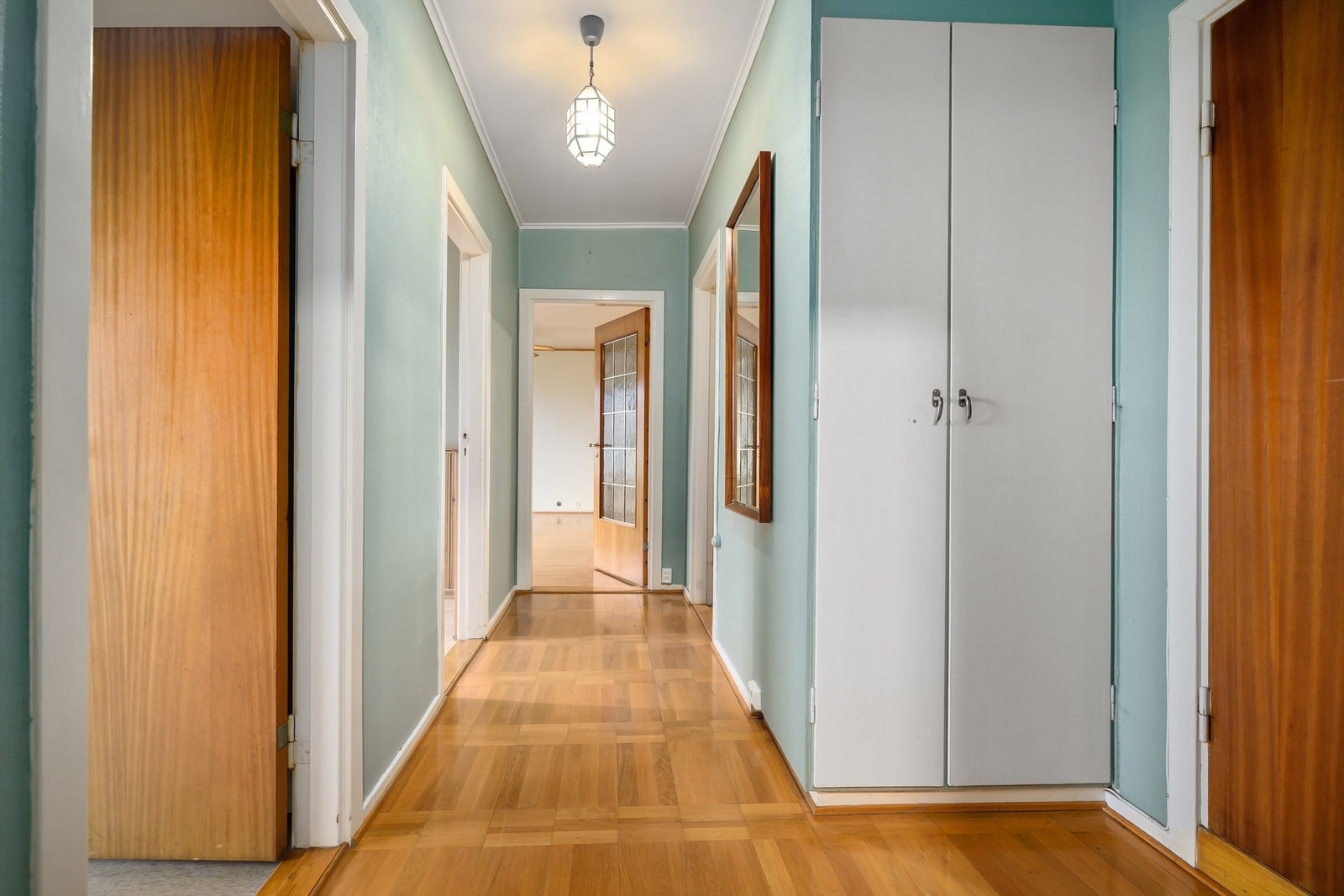 Lys og romslig entré med plass til både sko- og yttertøy i plassbygd garderobeløsning Galleribilde