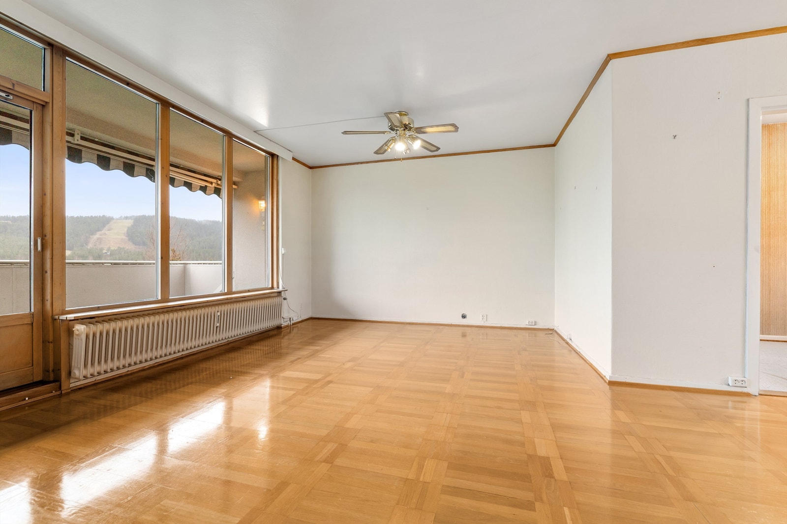 Det første som møter deg er store vinduer med en høy og fri utsikt, noe som gir en god atmosfære å oppholde seg i Galleribilde