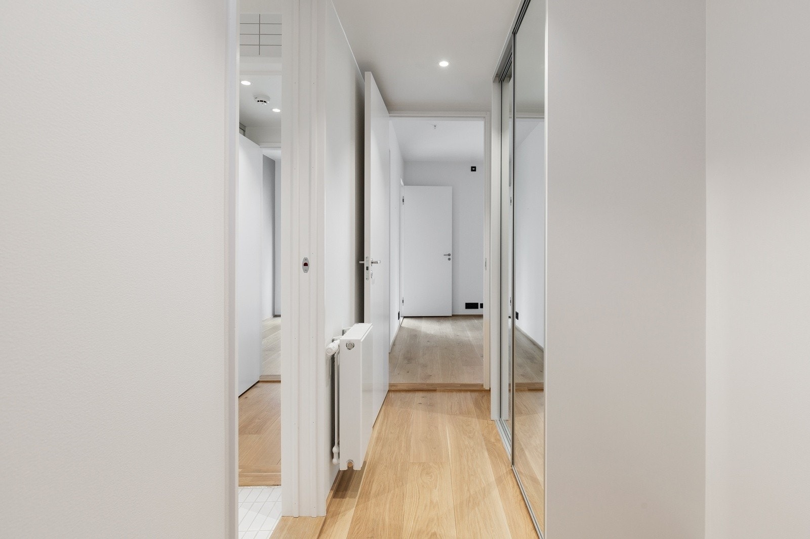 Walk-in closet med skyvedørsgarderobe Galleribilde