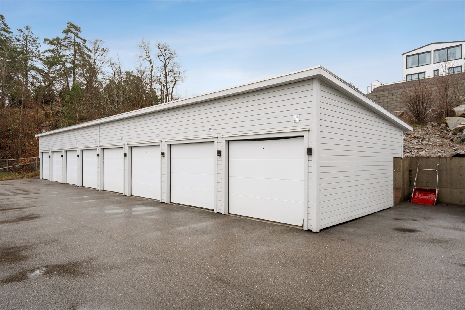 Leiligheten disponerer en garasjeplass i felles garasjerekke. Galleribilde