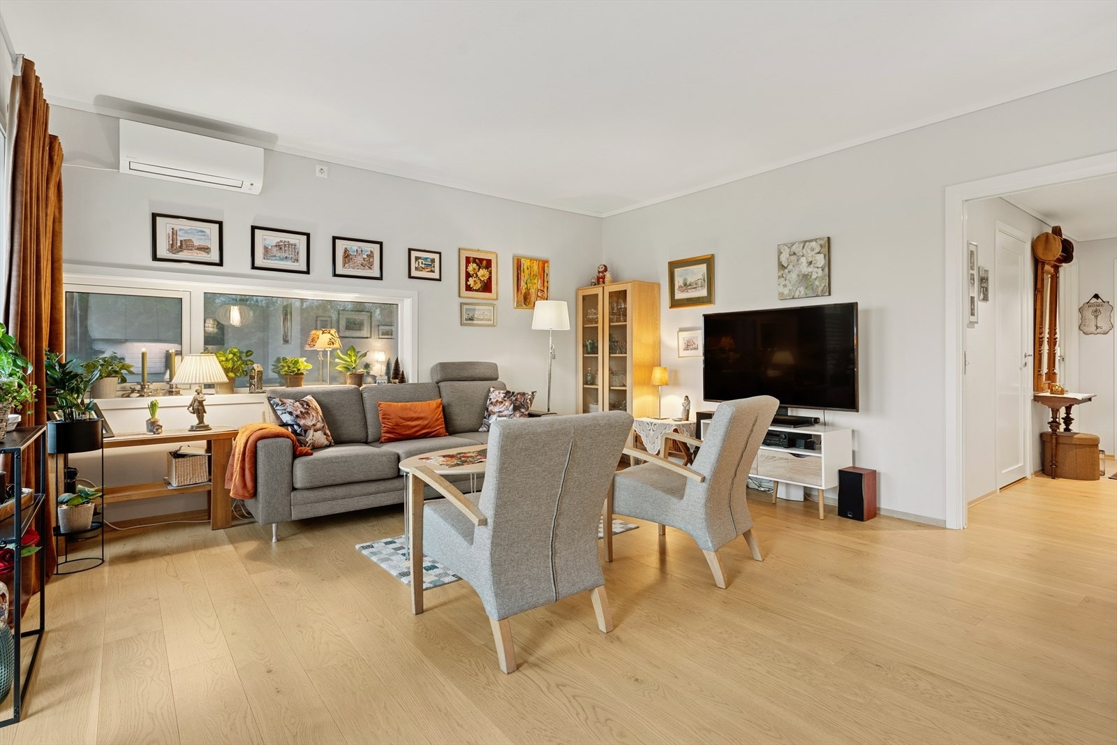 Effektiv og moderne luft-til-luft varmepumpe gir behagelig innetemperatur året rundt, og bidrar til lavere strømforbruk. Galleribilde