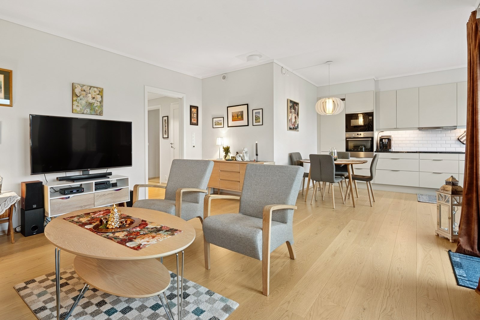 Stuen har en moderne standard med malte flater og parkettgulv. Galleribilde